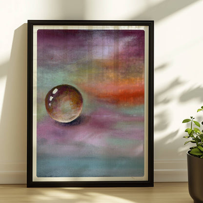 Schwebende Glaskugel vor farbenfrohem Himmel in Lila und Orange.. Rahmen schwarz 30x40