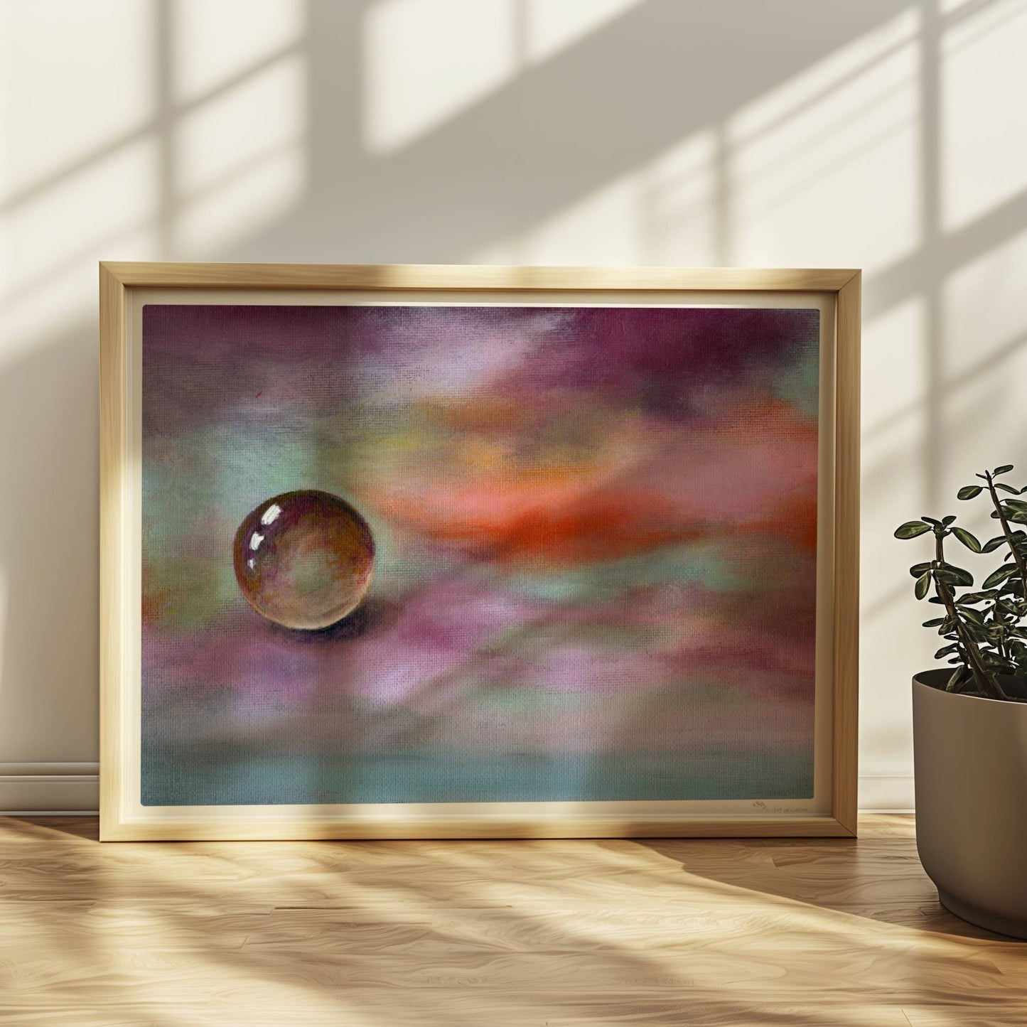 Schwebende Glaskugel vor farbenfrohem Himmel in Lila und Orange.. Rahmen natur 40x30