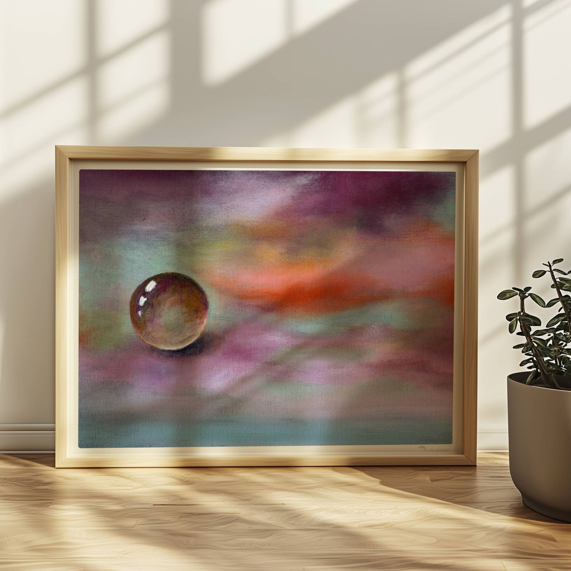Schwebende Glaskugel vor farbenfrohem Himmel in Lila und Orange.. Rahmen natur 40x30