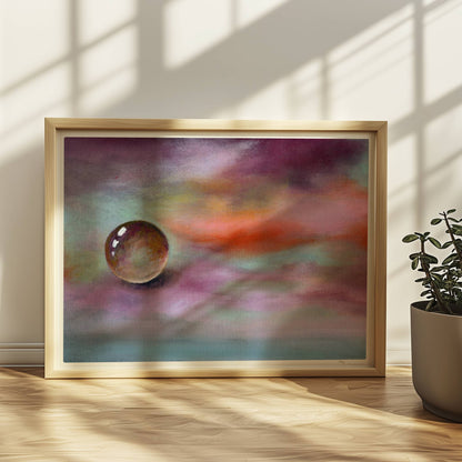 Schwebende Glaskugel vor farbenfrohem Himmel in Lila und Orange.. Rahmen natur 40x30