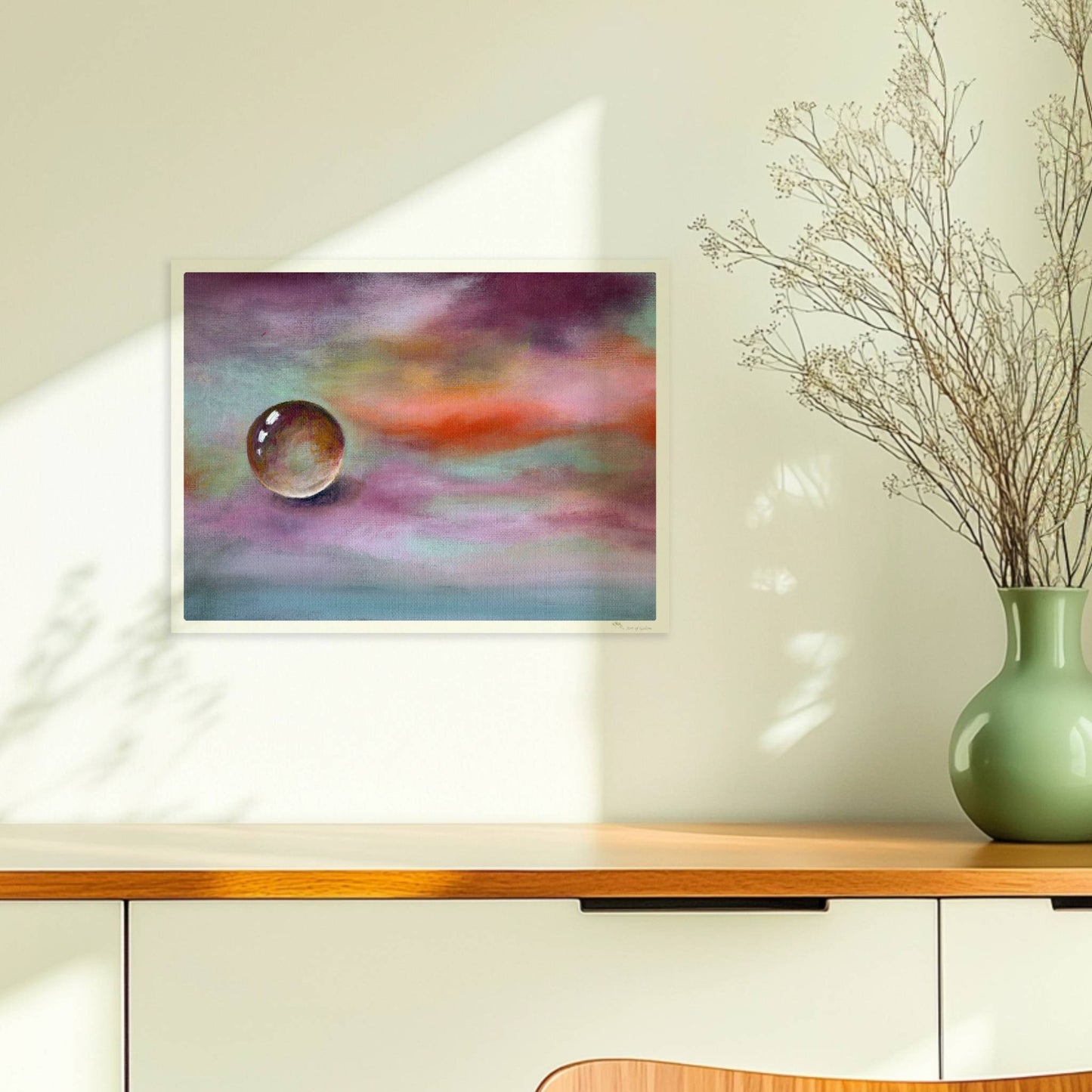 Schwebende Glaskugel vor farbenfrohem Himmel in Lila und Orange.. Ohne Rahmen 40x30