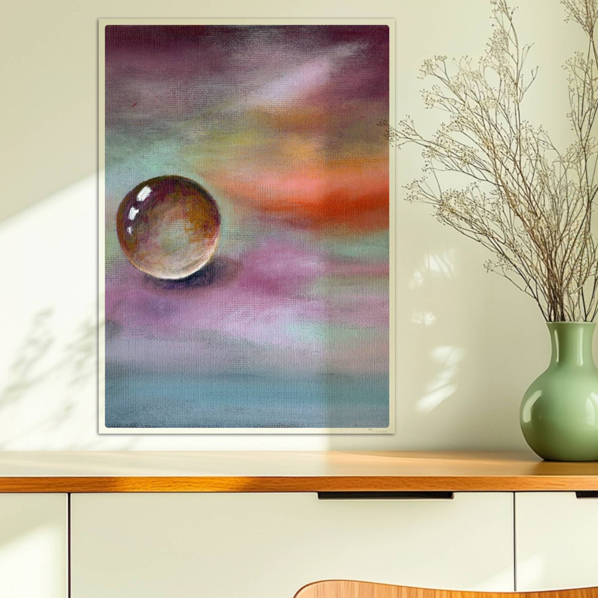 Schwebende Glaskugel vor farbenfrohem Himmel in Lila und Orange.. Ohne Rahmen 50x70