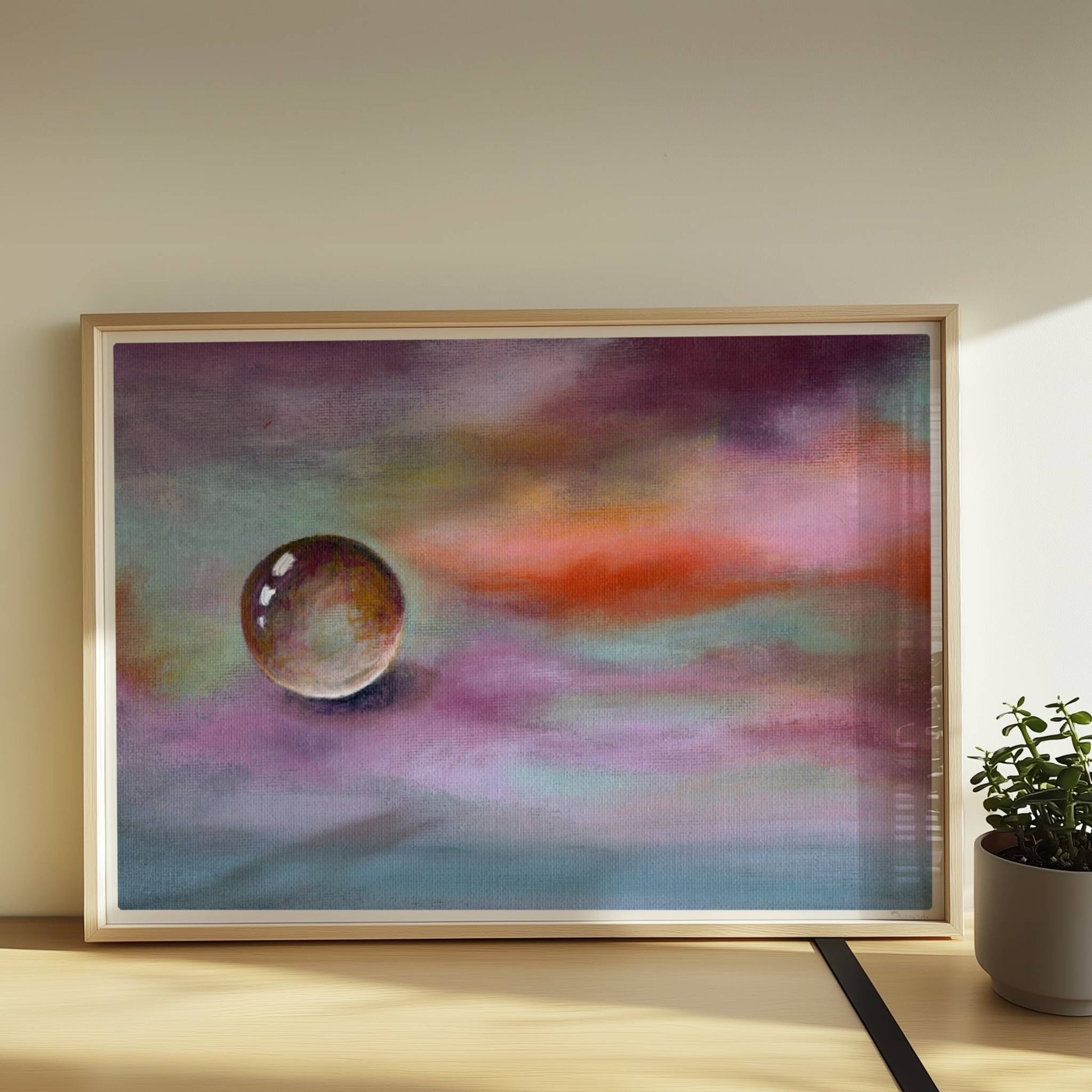 Schwebende Glaskugel vor farbenfrohem Himmel in Lila und Orange.. Rahmen natur 70x50
