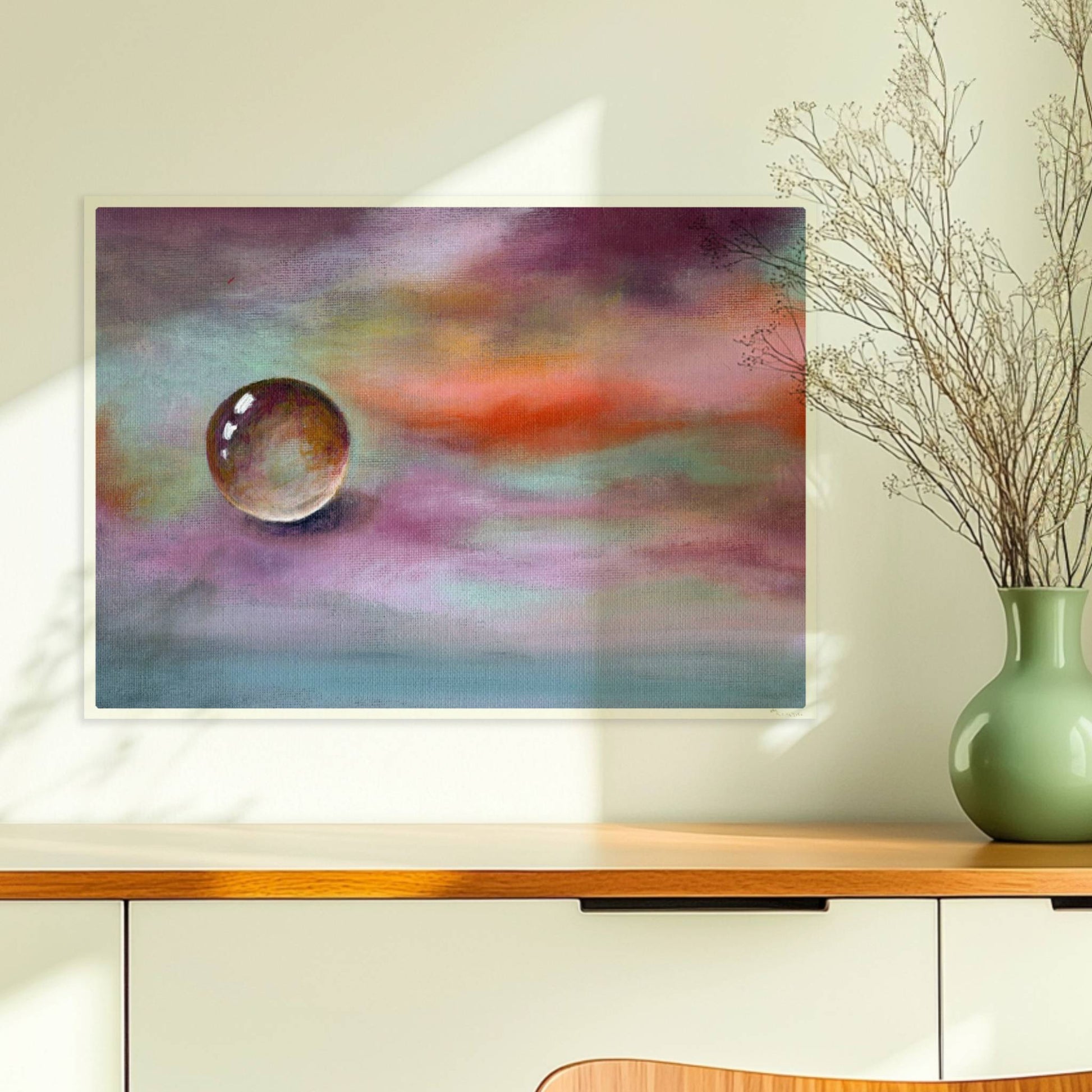 Schwebende Glaskugel vor farbenfrohem Himmel in Lila und Orange.. Ohne Rahmen 70x50