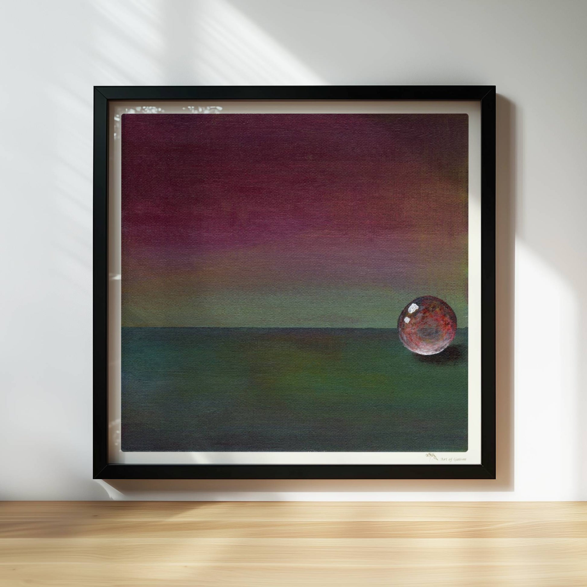 Stimmungsvolle Glaskugel mit Farbverlauf in Grün und Violett.. Rahmen schwarz 30x30