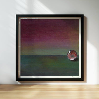 Stimmungsvolle Glaskugel mit Farbverlauf in Grün und Violett.. Rahmen schwarz 30x30