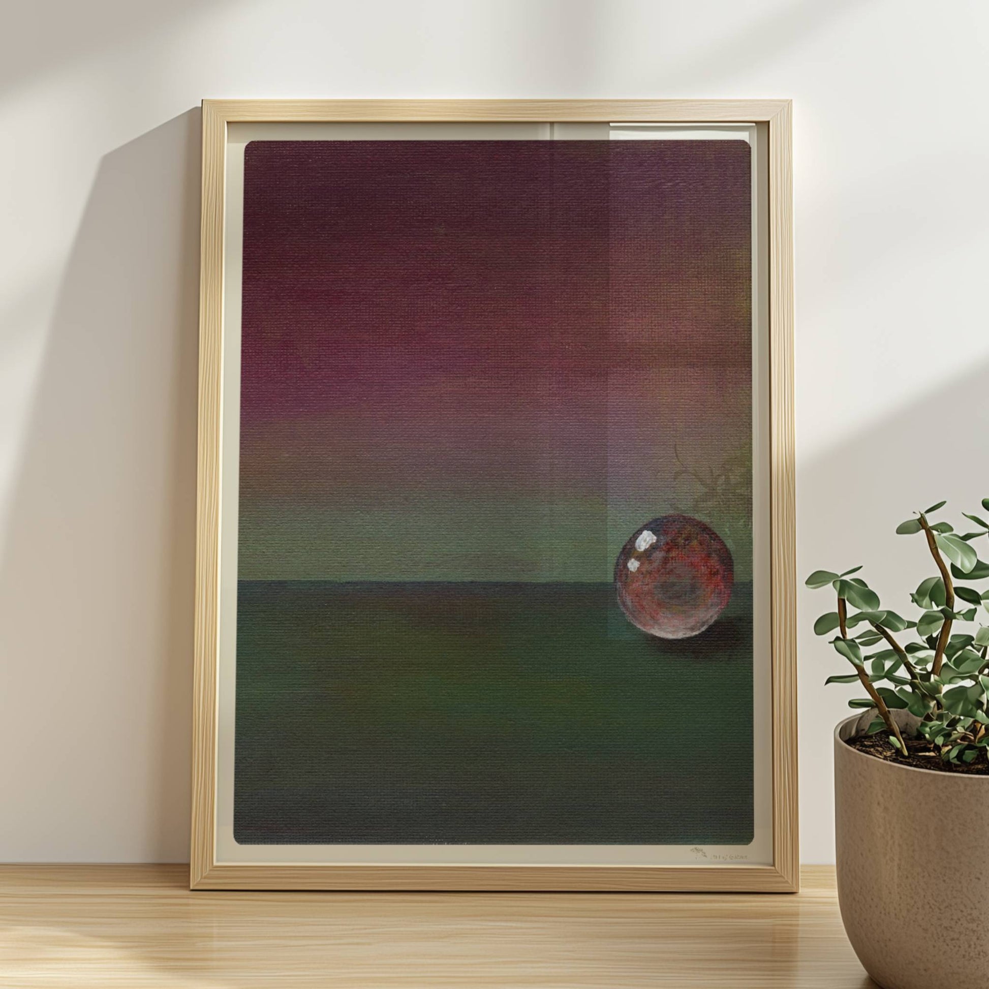 Stimmungsvolle Glaskugel mit Farbverlauf in Grün und Violett.. Rahmen natur 30x40