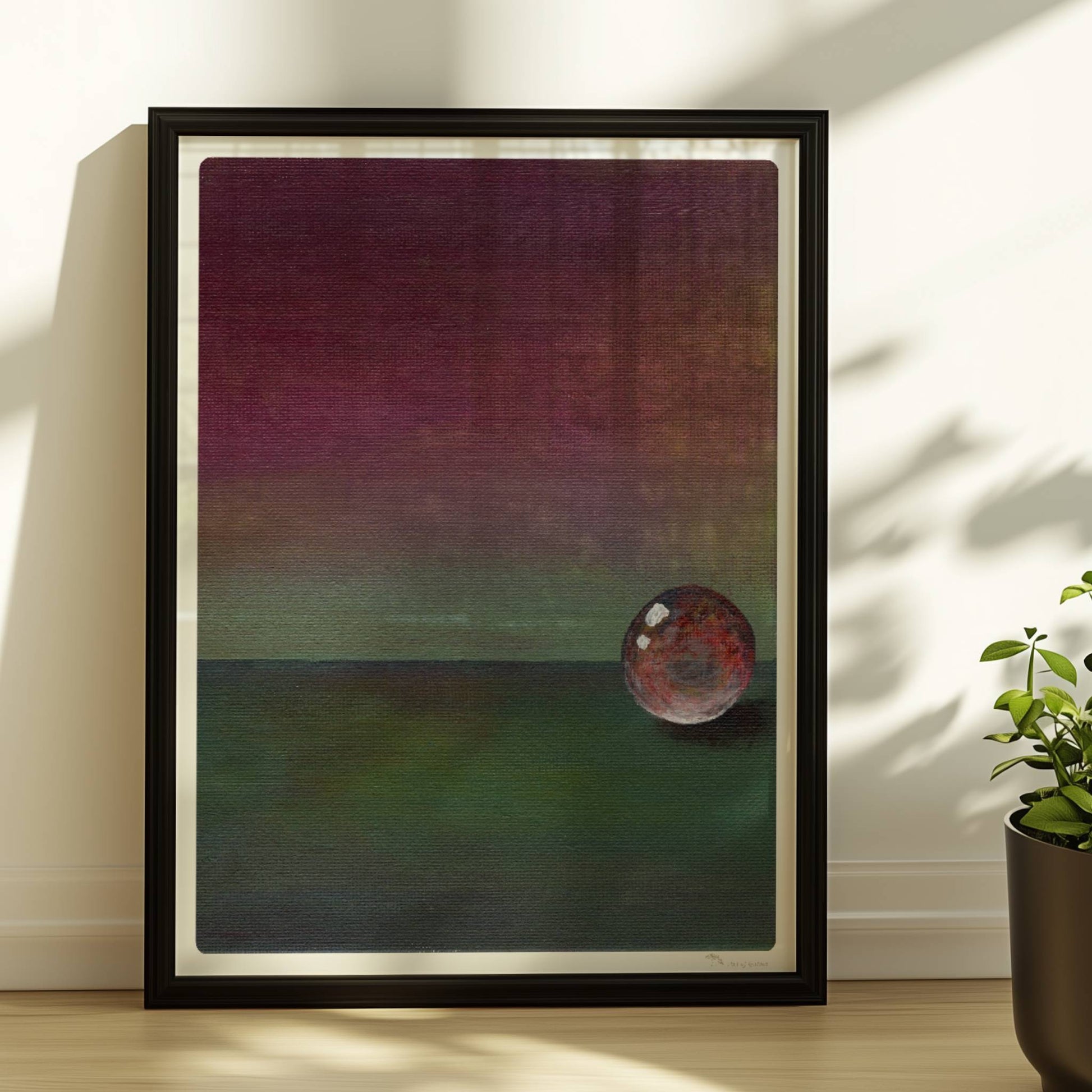Stimmungsvolle Glaskugel mit Farbverlauf in Grün und Violett.. Rahmen schwarz 30x40