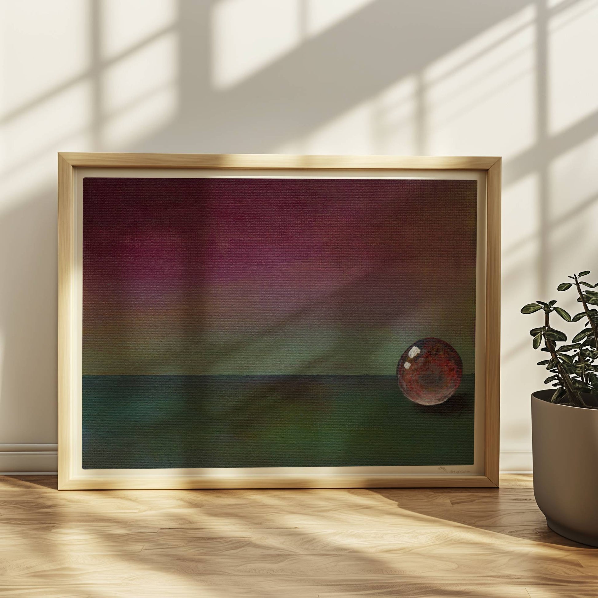 Stimmungsvolle Glaskugel mit Farbverlauf in Grün und Violett.. Rahmen natur 40x30