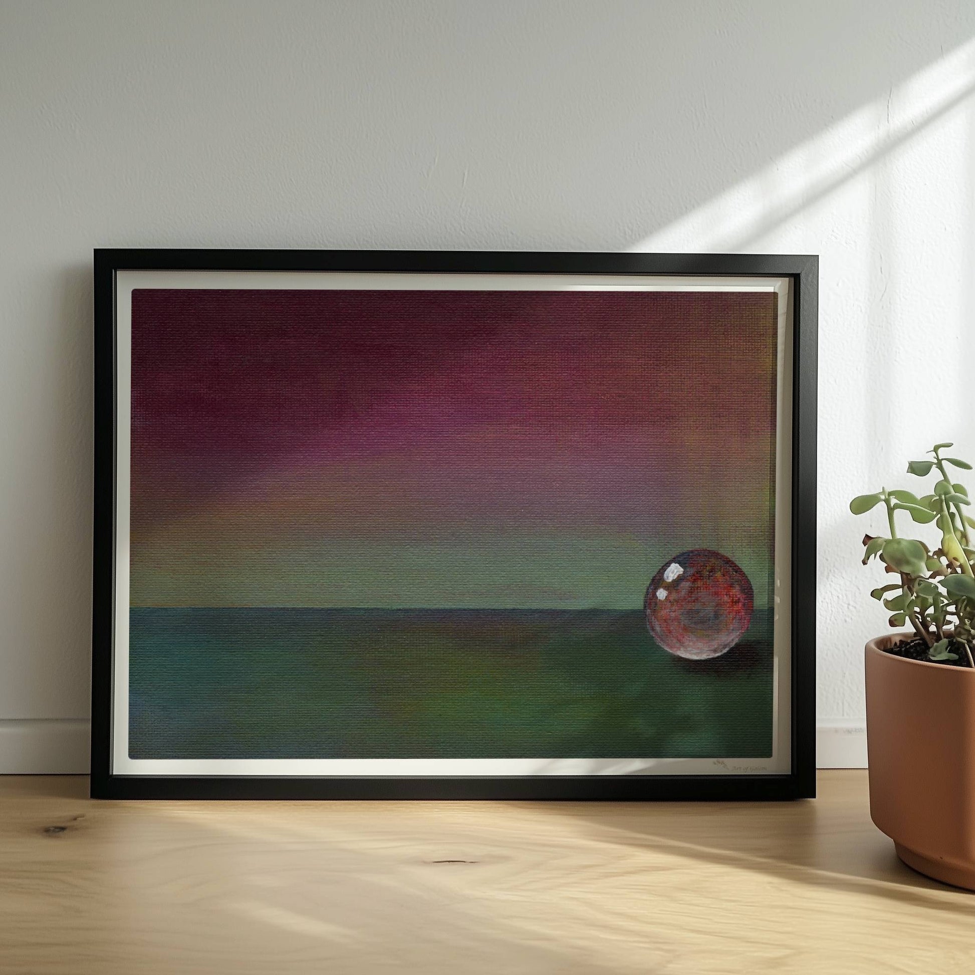 Stimmungsvolle Glaskugel mit Farbverlauf in Grün und Violett.. Rahmen schwarz 40x30