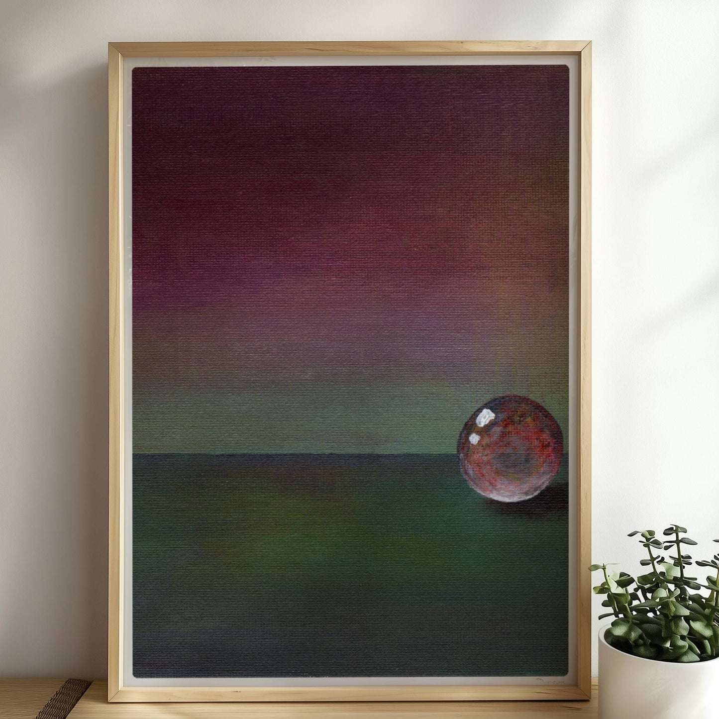 Stimmungsvolle Glaskugel mit Farbverlauf in Grün und Violett.. Rahmen natur 50x70