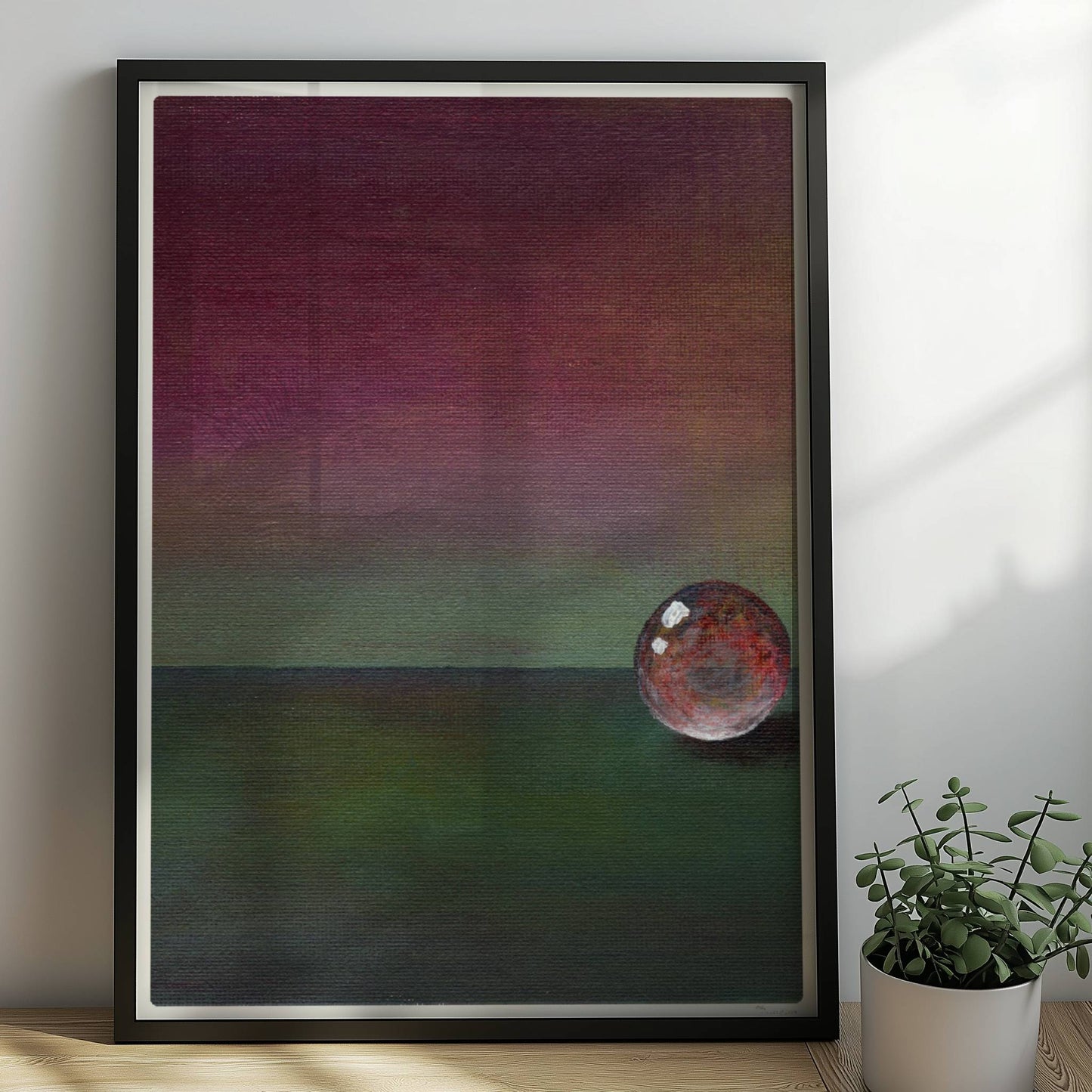 Stimmungsvolle Glaskugel mit Farbverlauf in Grün und Violett.. Rahmen schwarz 50x70