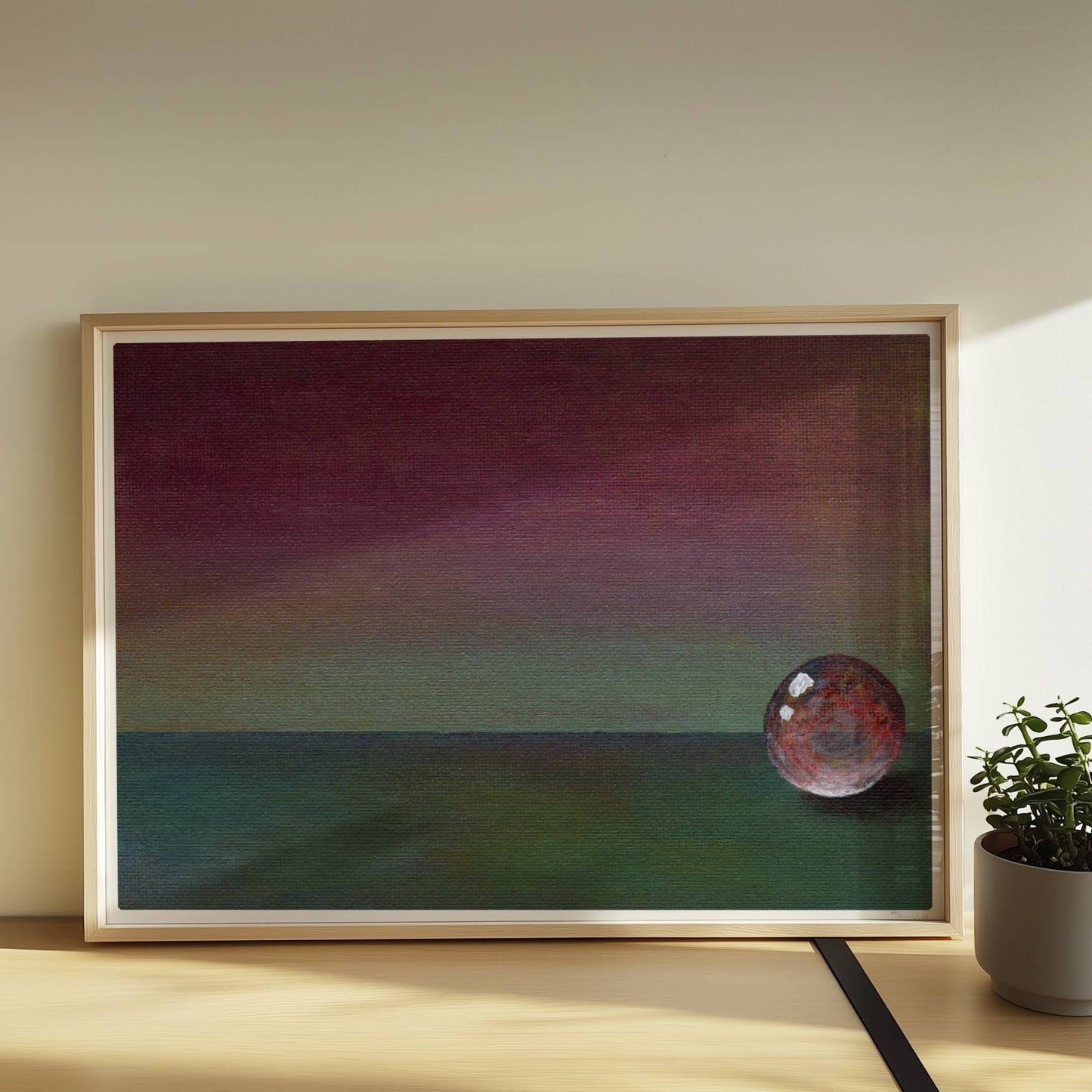 Stimmungsvolle Glaskugel mit Farbverlauf in Grün und Violett.. Rahmen natur 70x50