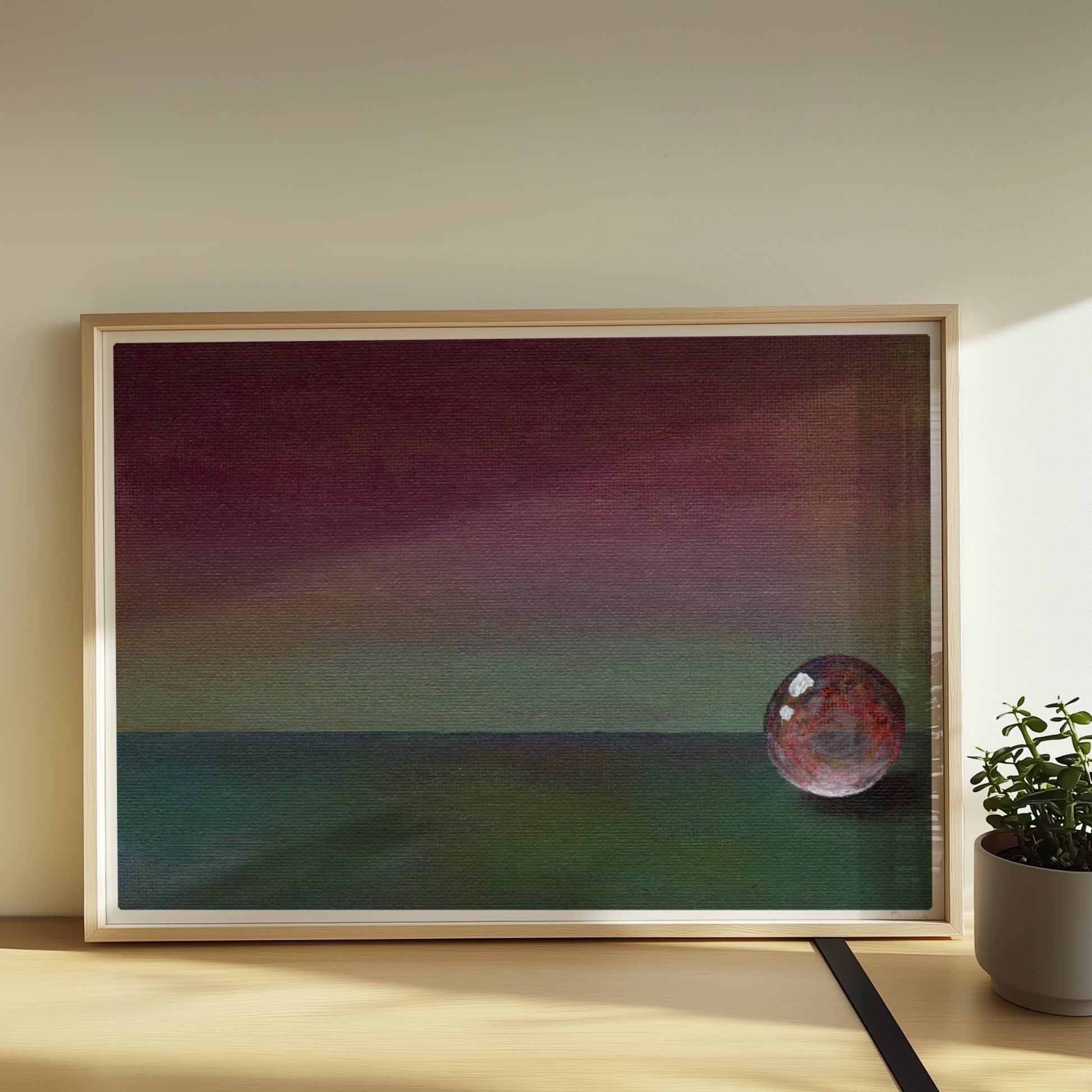 Stimmungsvolle Glaskugel mit Farbverlauf in Grün und Violett.. Rahmen natur 70x50
