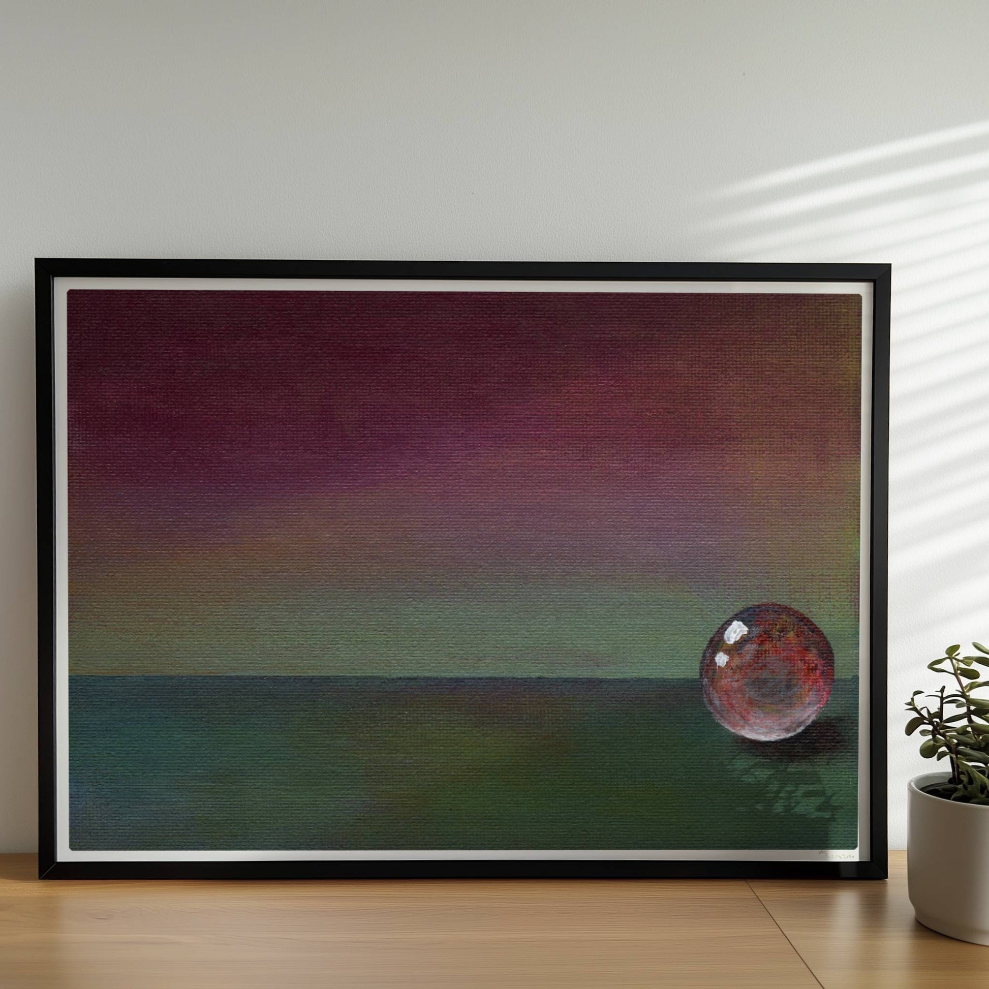 Stimmungsvolle Glaskugel mit Farbverlauf in Grün und Violett.. Rahmen schwarz 70x50