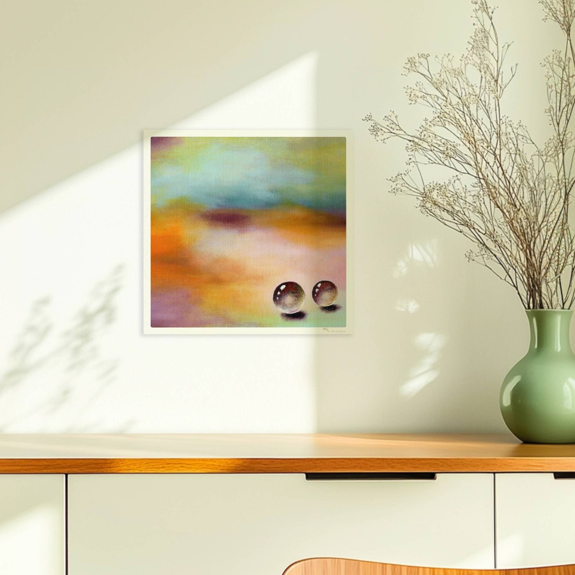 Zwei Glaskugeln auf farbigem Hintergrund mit weichen Verläufen.. Ohne Rahmen 30x30