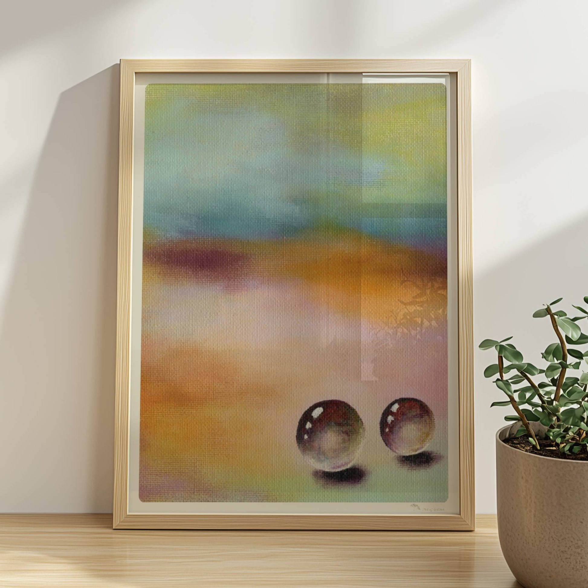 Zwei Glaskugeln auf farbigem Hintergrund mit weichen Verläufen.. Rahmen natur 30x40