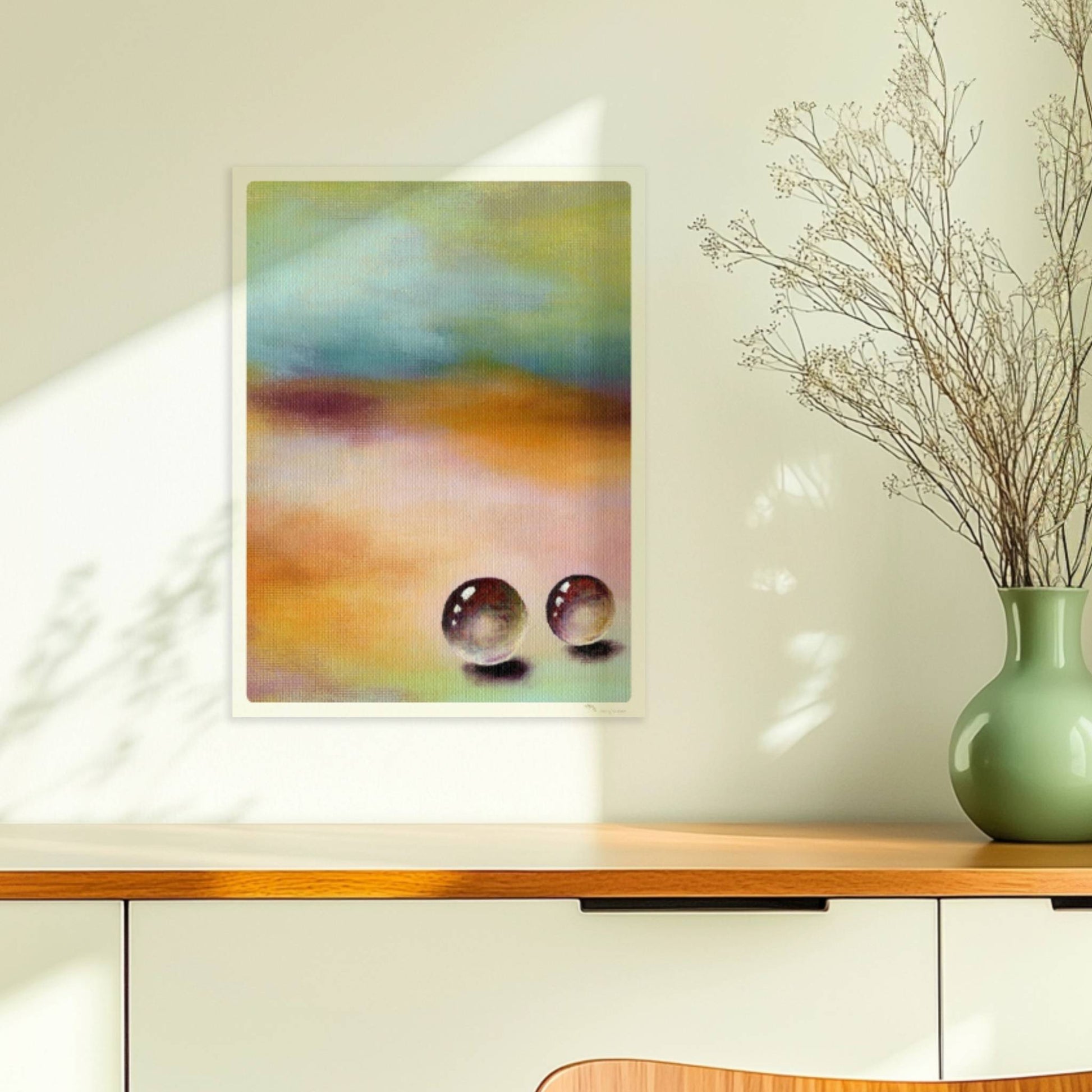 Zwei Glaskugeln auf farbigem Hintergrund mit weichen Verläufen.. Ohne Rahmen 30x40
