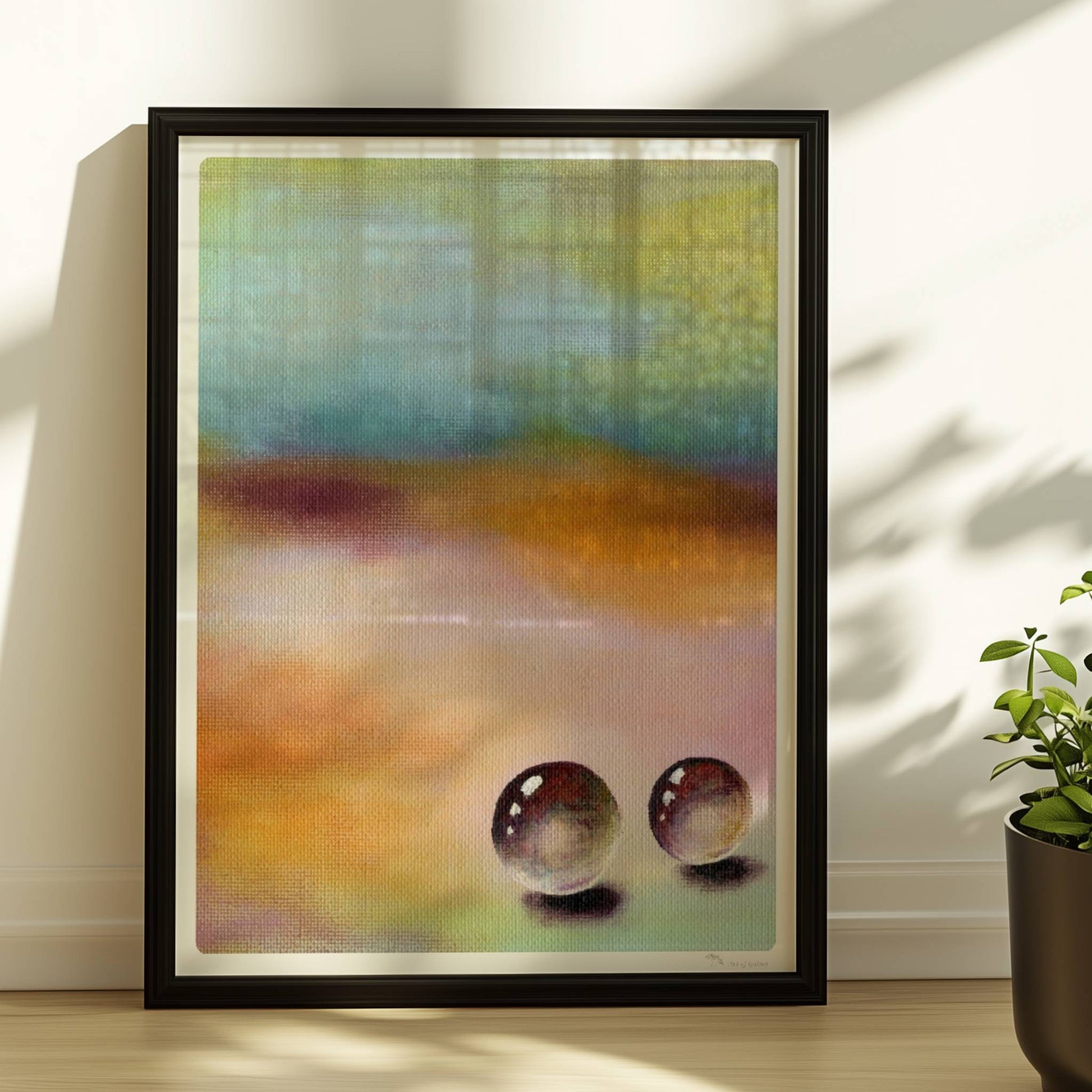 Zwei Glaskugeln auf farbigem Hintergrund mit weichen Verläufen.. Rahmen schwarz 30x40