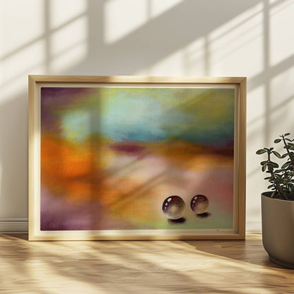 Zwei Glaskugeln auf farbigem Hintergrund mit weichen Verläufen.. Rahmen natur 40x30
