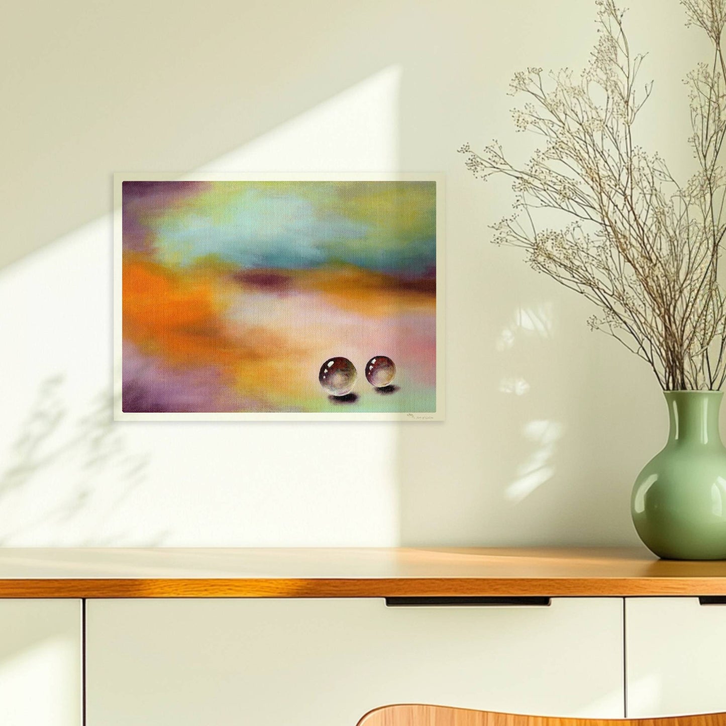 Zwei Glaskugeln auf farbigem Hintergrund mit weichen Verläufen.. Ohne Rahmen 40x30