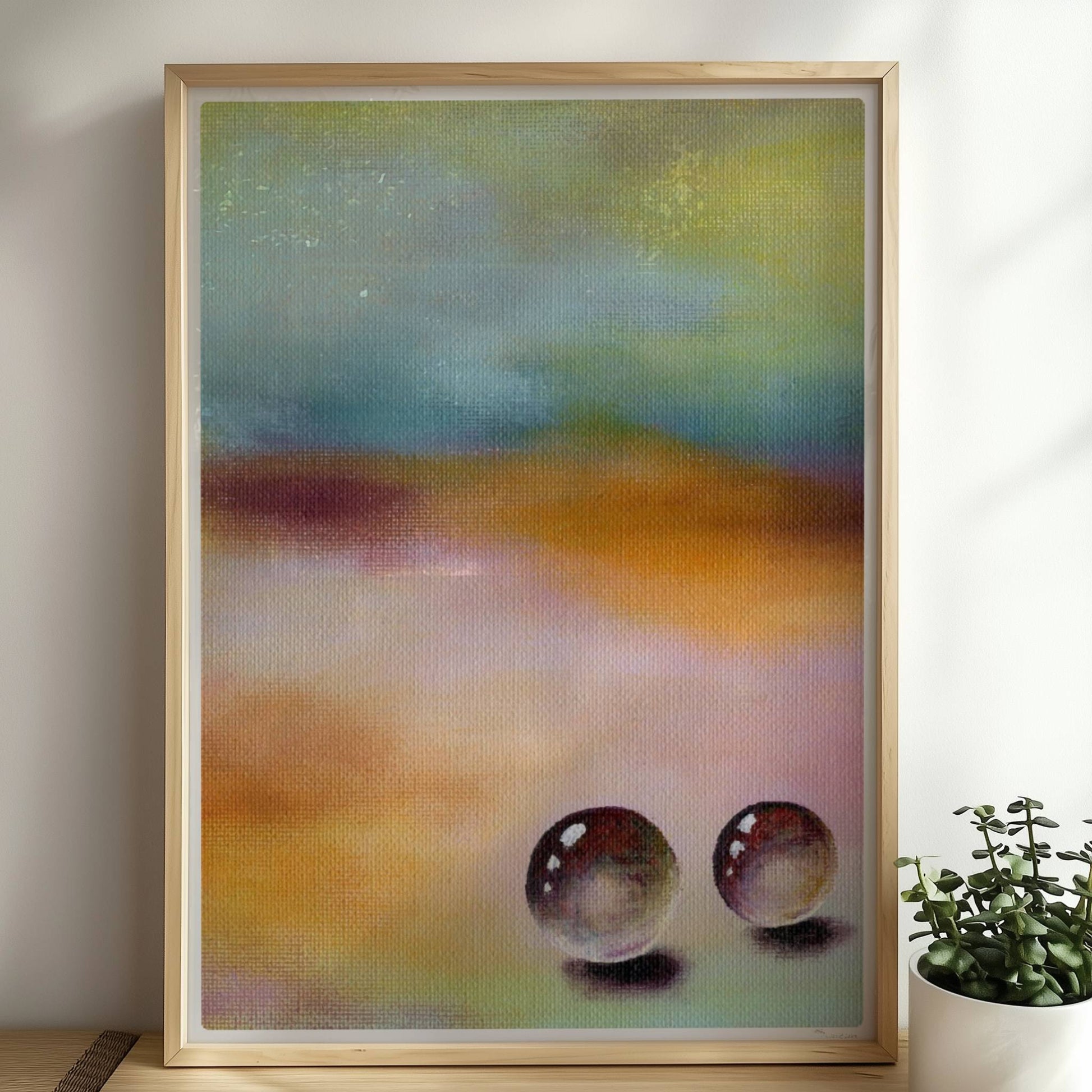Zwei Glaskugeln auf farbigem Hintergrund mit weichen Verläufen.. Rahmen natur 50x70