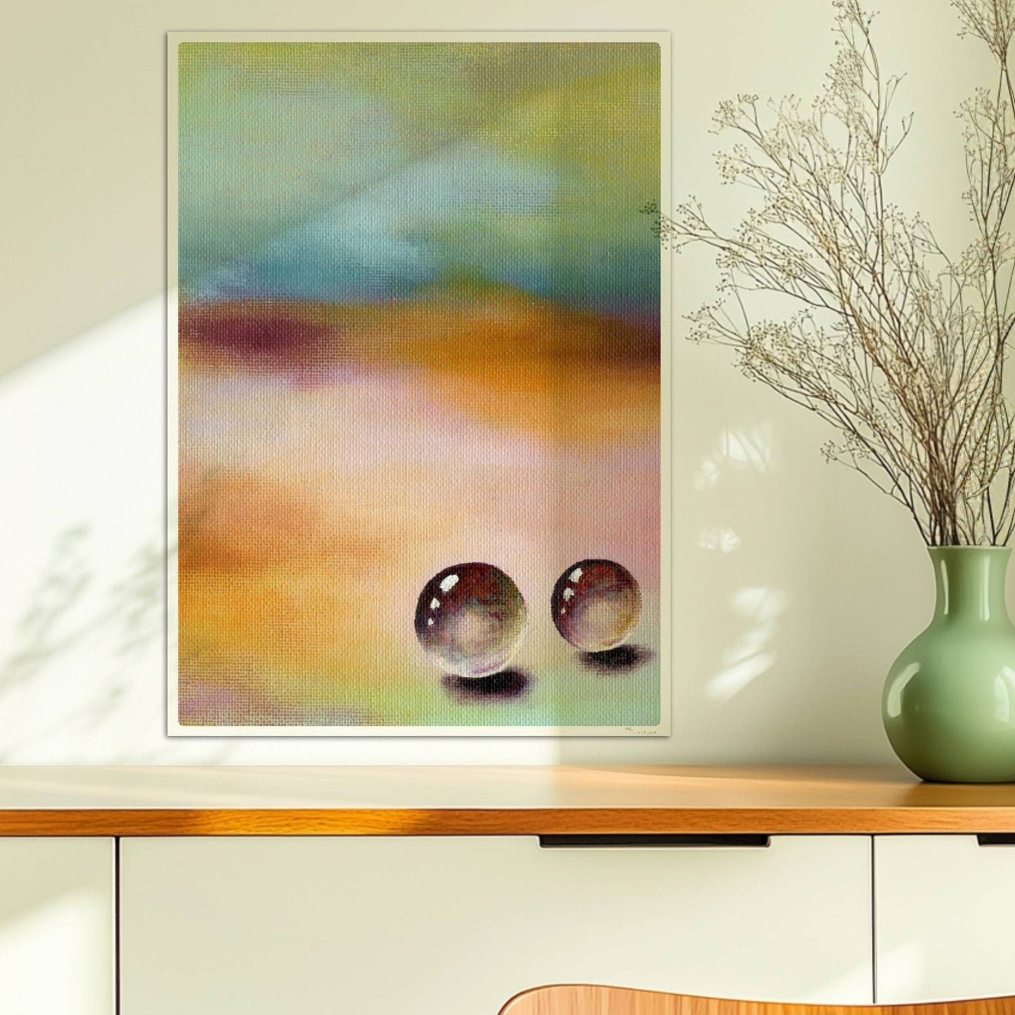Zwei Glaskugeln auf farbigem Hintergrund mit weichen Verläufen.. Ohne Rahmen 50x70