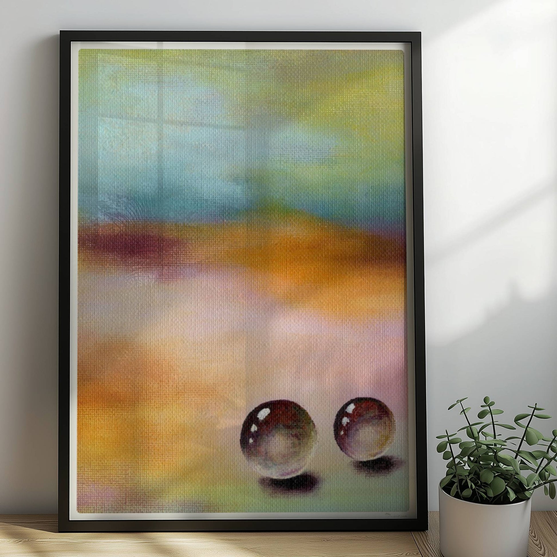 Zwei Glaskugeln auf farbigem Hintergrund mit weichen Verläufen.. Rahmen schwarz 50x70
