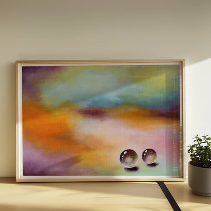 Zwei Glaskugeln auf farbigem Hintergrund mit weichen Verläufen.. Rahmen natur 70x50