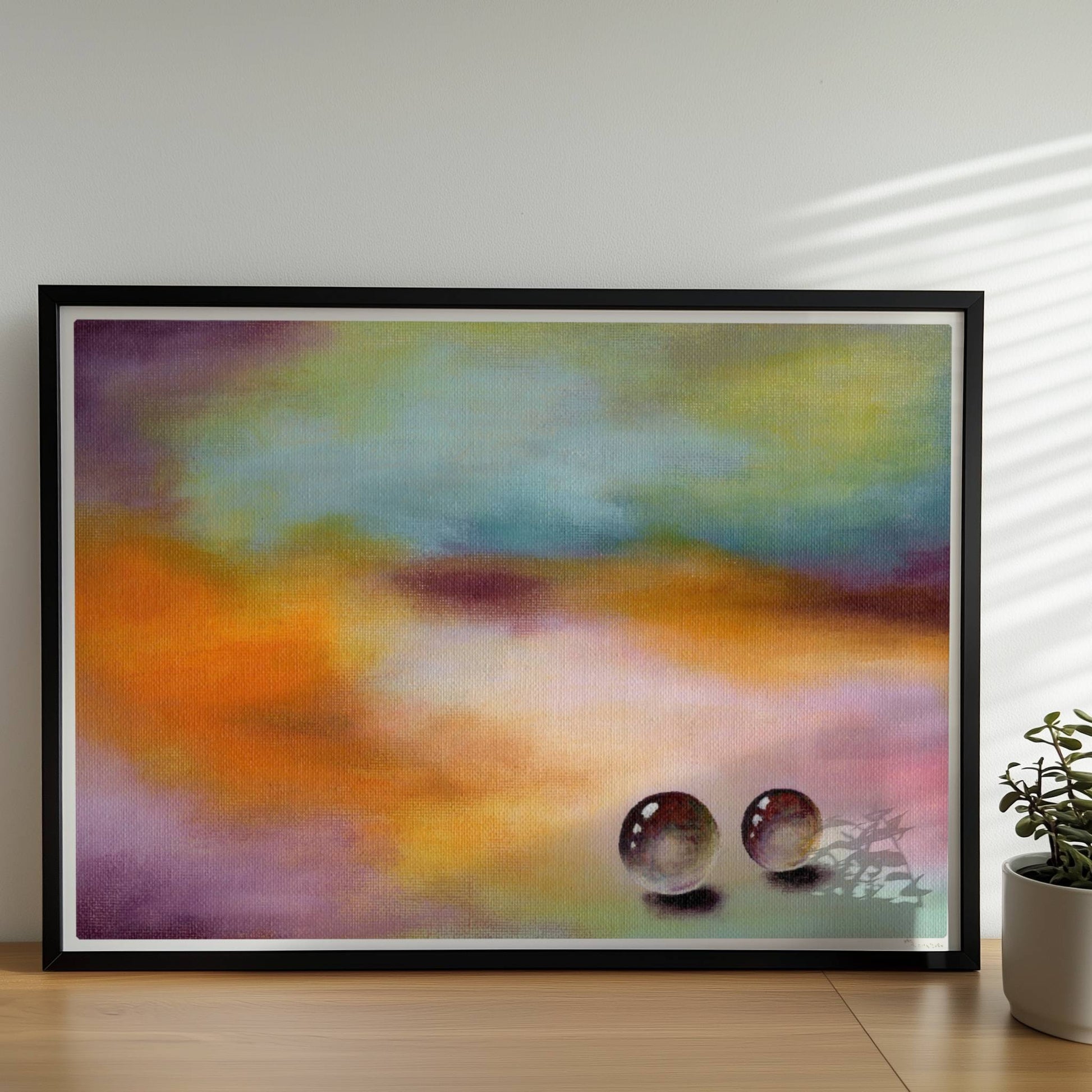 Zwei Glaskugeln auf farbigem Hintergrund mit weichen Verläufen.. Rahmen schwarz 70x50