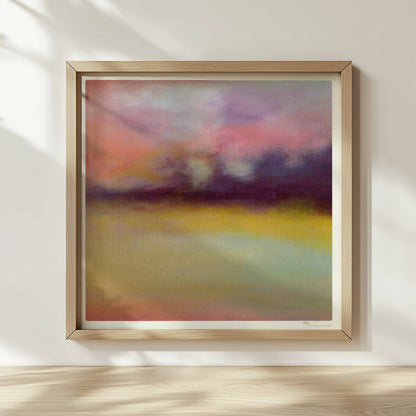 Abstrakte Wolkenformationen mit weichen Farbverläufen in Violett, Rosa und Gelb.. Rahmen natur 30x30