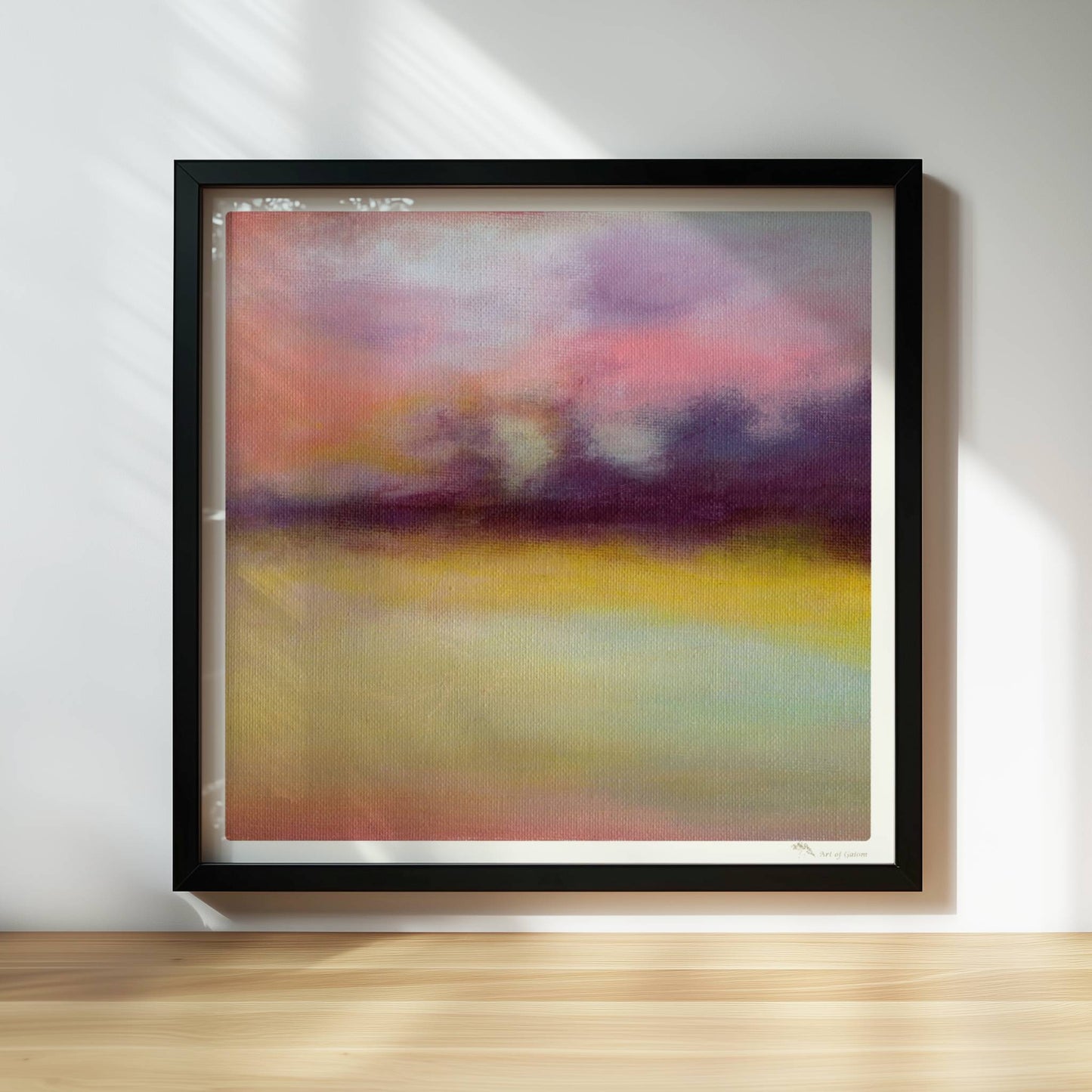 Abstrakte Wolkenformationen mit weichen Farbverläufen in Violett, Rosa und Gelb.. Rahmen schwarz 30x30