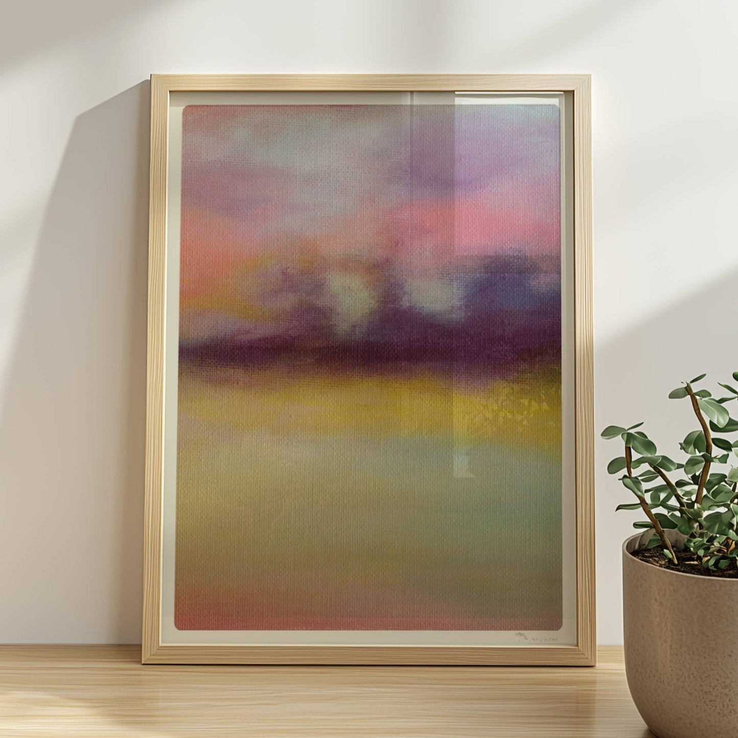Abstrakte Wolkenformationen mit weichen Farbverläufen in Violett, Rosa und Gelb.. Rahmen natur 30x40