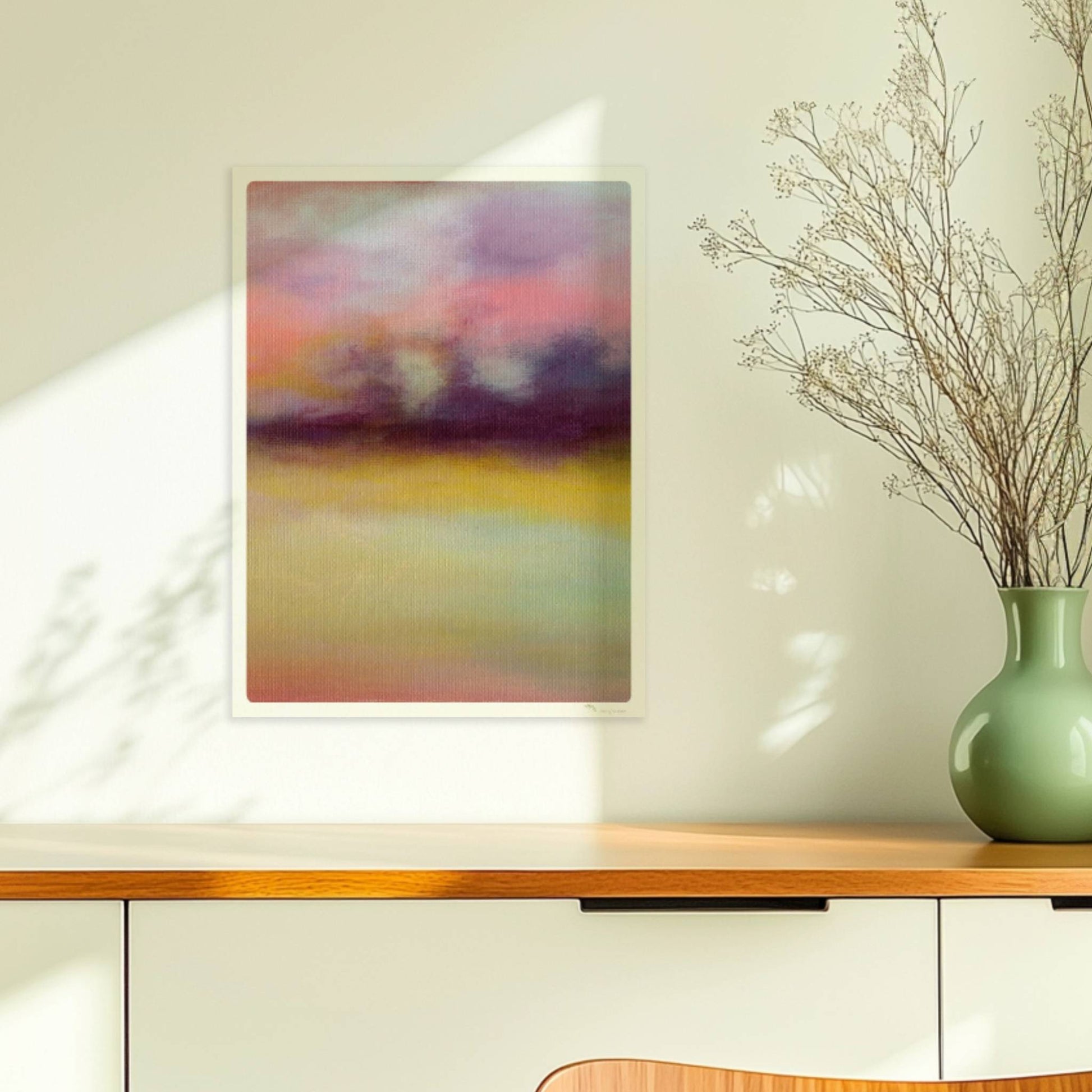 Abstrakte Wolkenformationen mit weichen Farbverläufen in Violett, Rosa und Gelb.. Ohne Rahmen 30x40