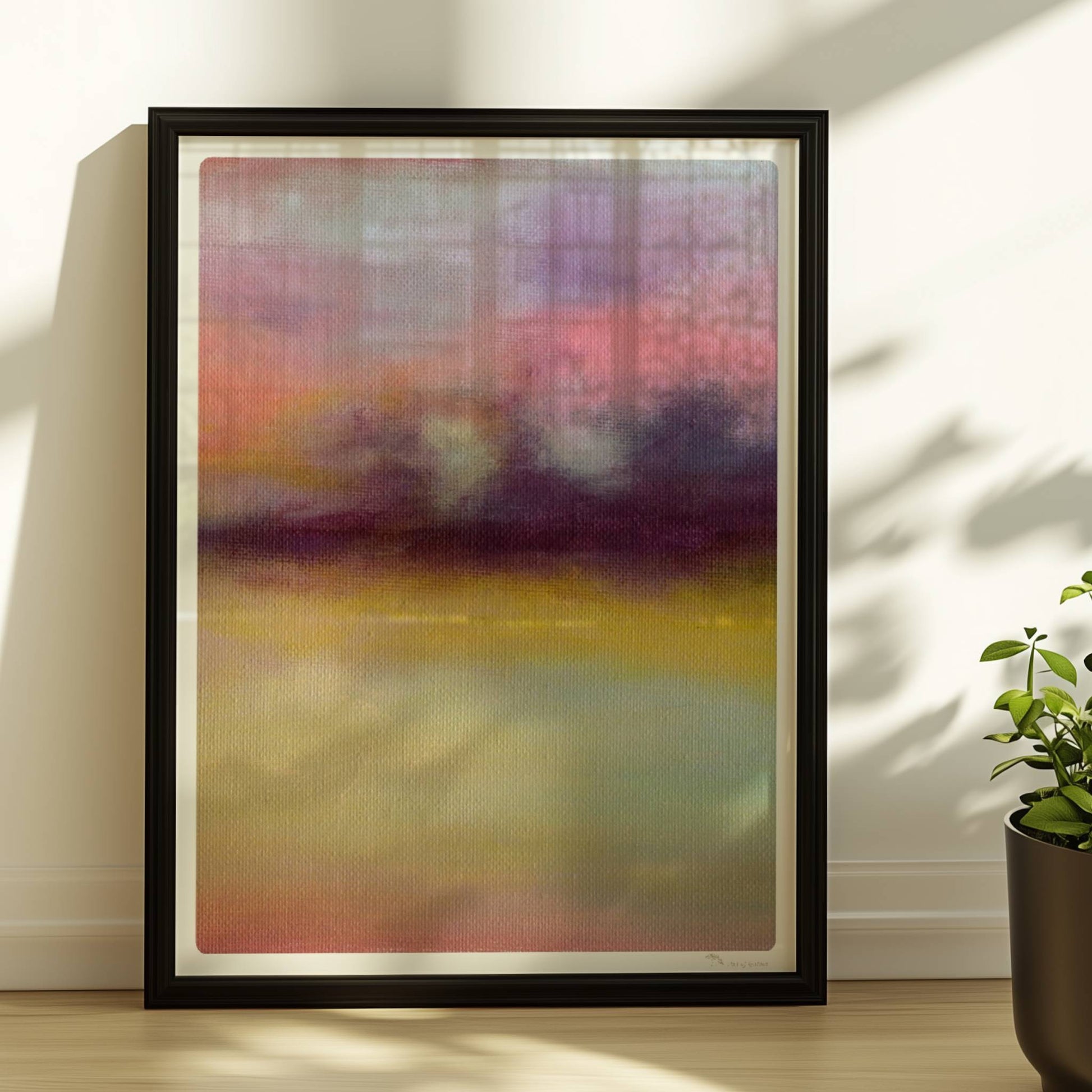 Abstrakte Wolkenformationen mit weichen Farbverläufen in Violett, Rosa und Gelb.. Rahmen schwarz 30x40