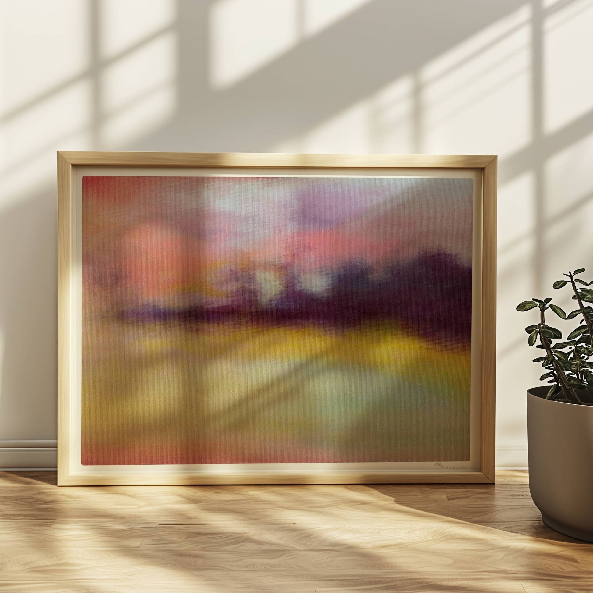 Abstrakte Wolkenformationen mit weichen Farbverläufen in Violett, Rosa und Gelb.. Rahmen natur 40x30