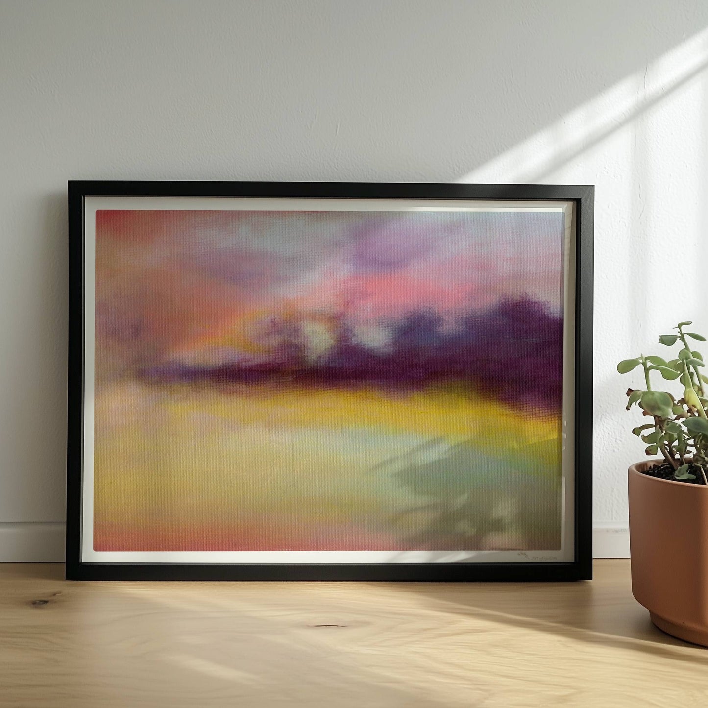 Abstrakte Wolkenformationen mit weichen Farbverläufen in Violett, Rosa und Gelb.. Rahmen schwarz 40x30