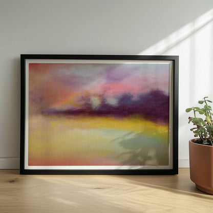 Abstrakte Wolkenformationen mit weichen Farbverläufen in Violett, Rosa und Gelb.. Rahmen schwarz 40x30