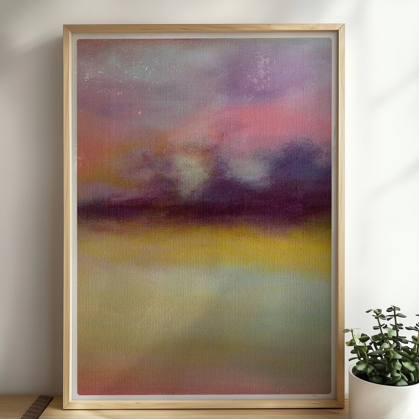 Abstrakte Wolkenformationen mit weichen Farbverläufen in Violett, Rosa und Gelb.. Rahmen natur 50x70