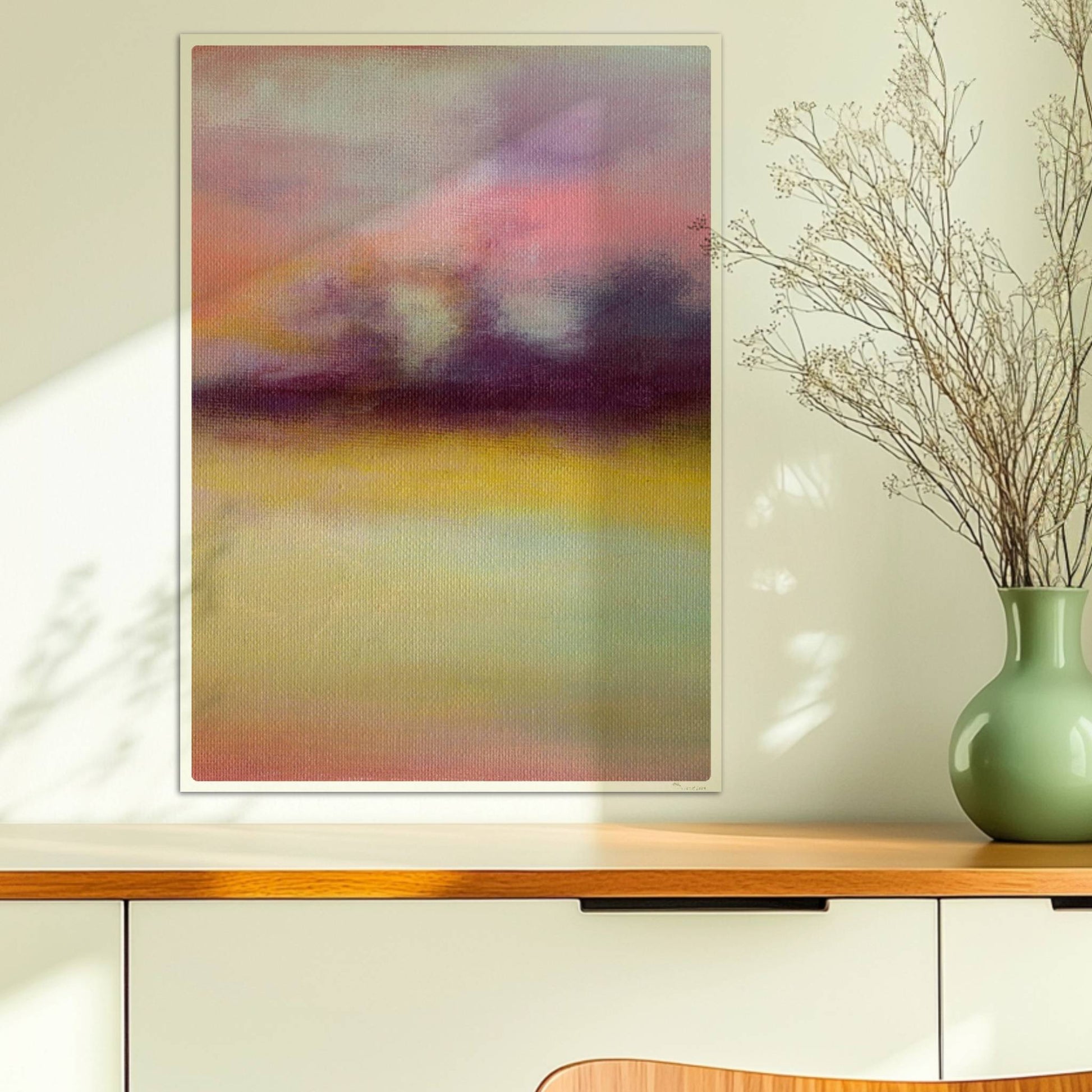 Abstrakte Wolkenformationen mit weichen Farbverläufen in Violett, Rosa und Gelb.. Ohne Rahmen 50x70
