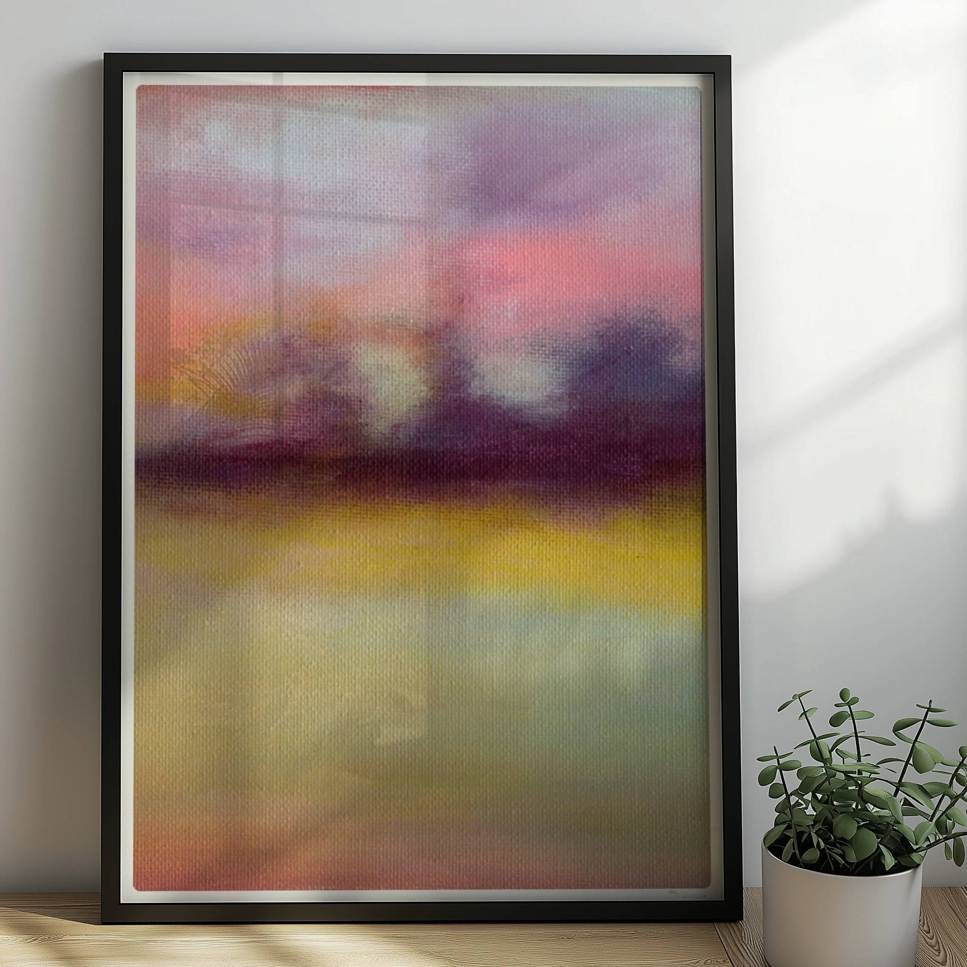 Abstrakte Wolkenformationen mit weichen Farbverläufen in Violett, Rosa und Gelb.. Rahmen schwarz 50x70