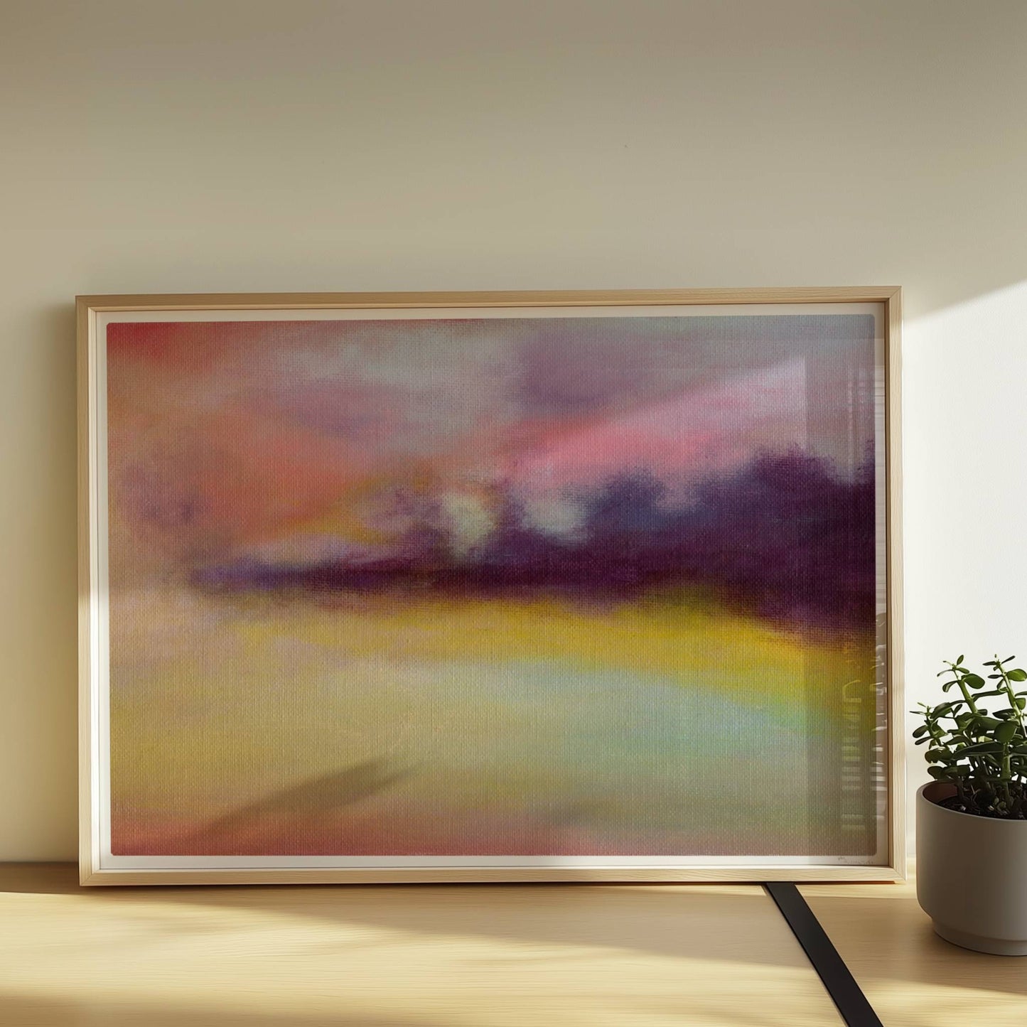 Abstrakte Wolkenformationen mit weichen Farbverläufen in Violett, Rosa und Gelb.. Rahmen natur 70x50