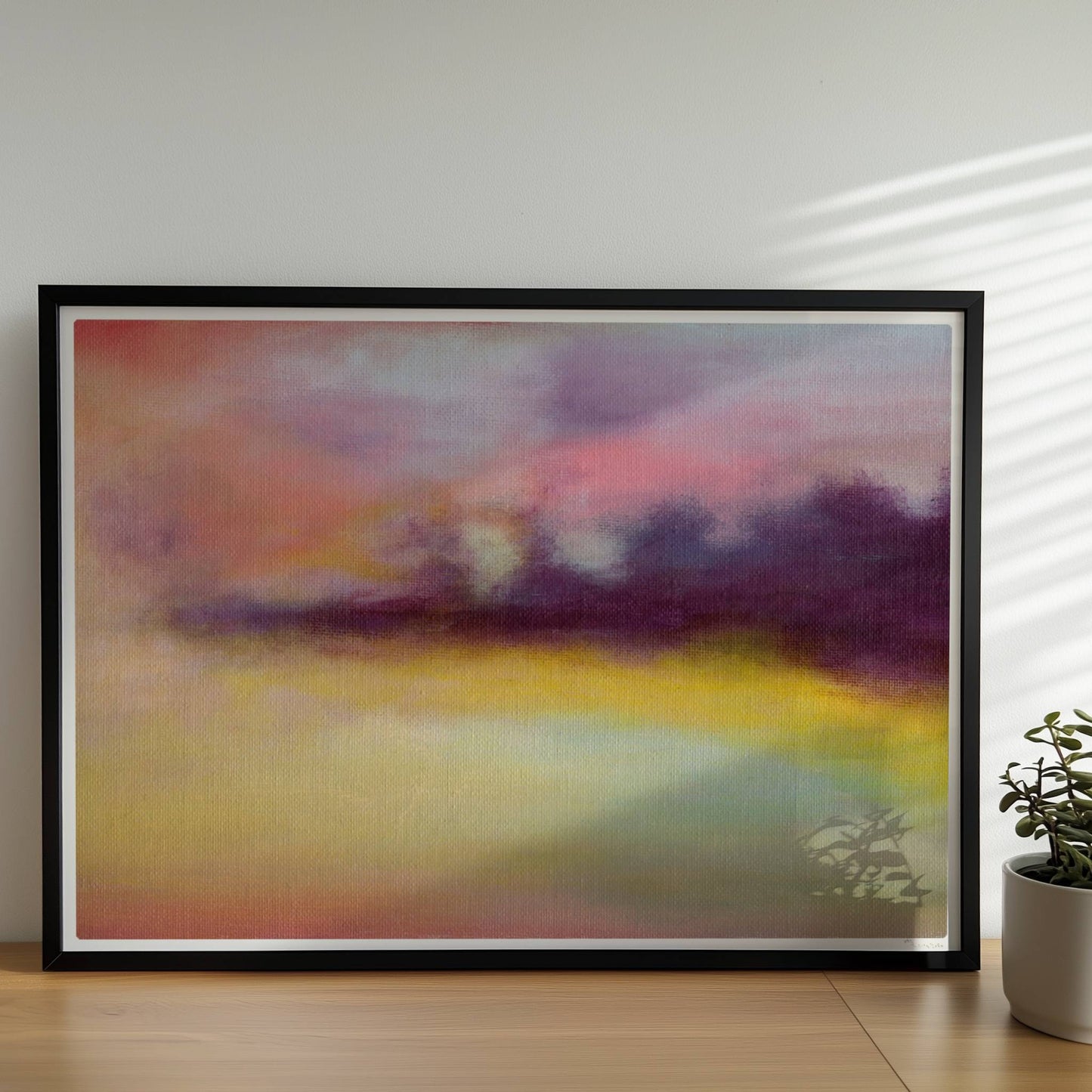 Abstrakte Wolkenformationen mit weichen Farbverläufen in Violett, Rosa und Gelb.. Rahmen schwarz 70x50