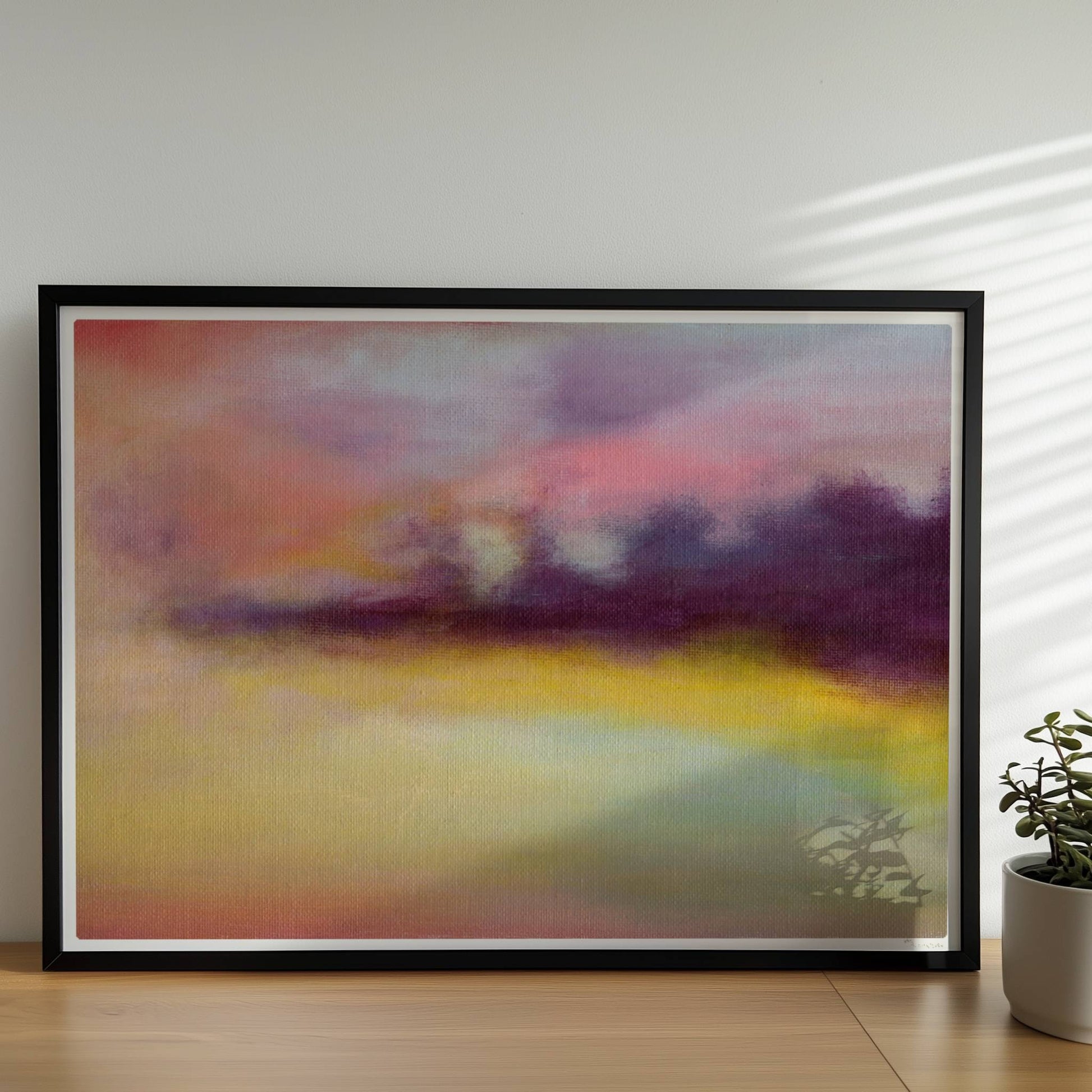 Abstrakte Wolkenformationen mit weichen Farbverläufen in Violett, Rosa und Gelb.. Rahmen schwarz 70x50