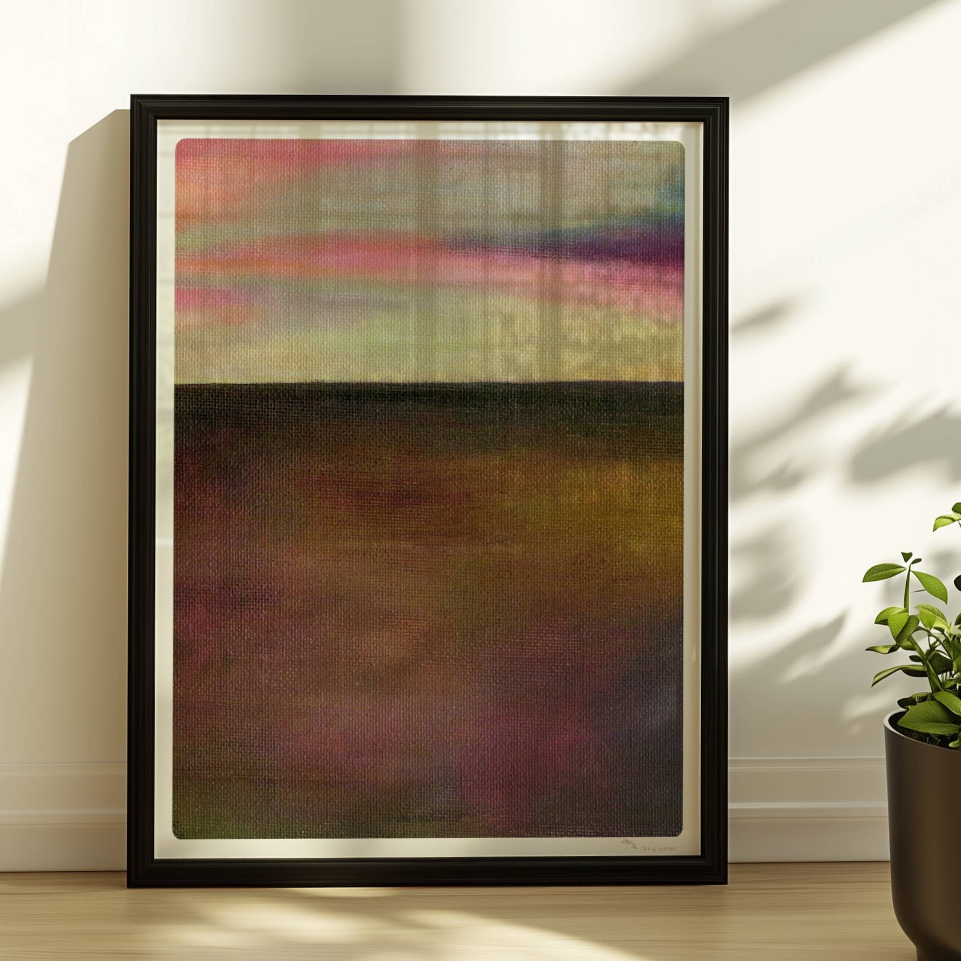 Einzelner goldener Tropfen vor farbigem Wolkenhimmel, surreal.. Rahmen schwarz 30x40