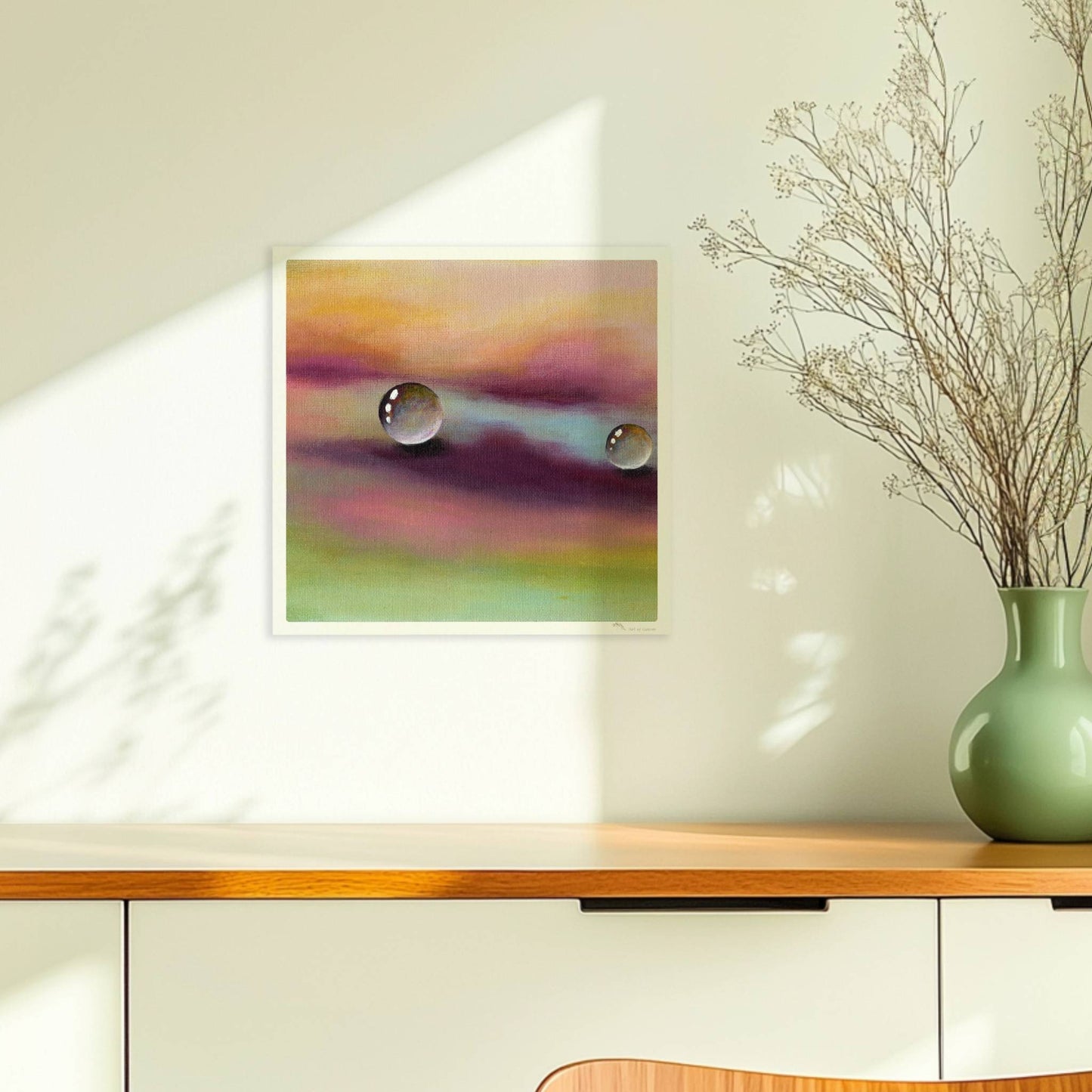 Zwei Glastropfen schweben über violettem und gelbem Himmel, surreal.. Ohne Rahmen 30x30
