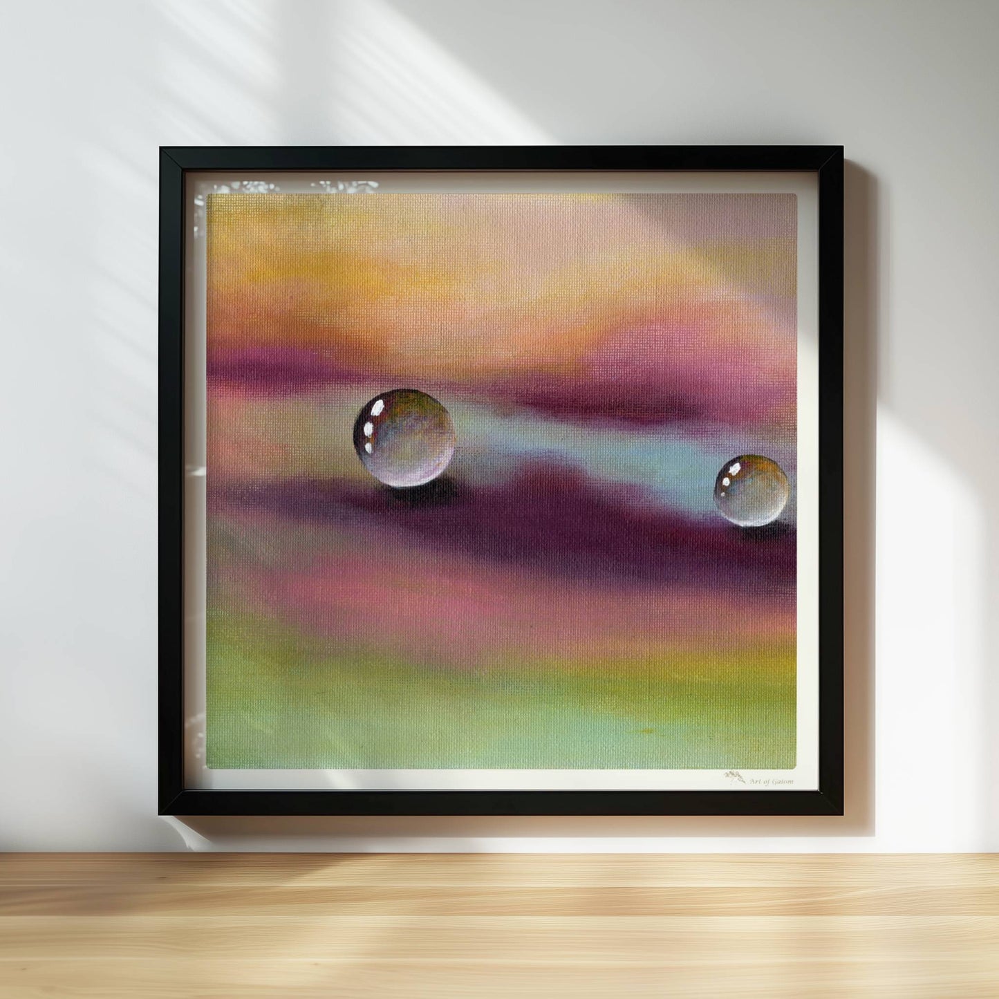 Zwei Glastropfen schweben über violettem und gelbem Himmel, surreal.. Rahmen schwarz 30x30