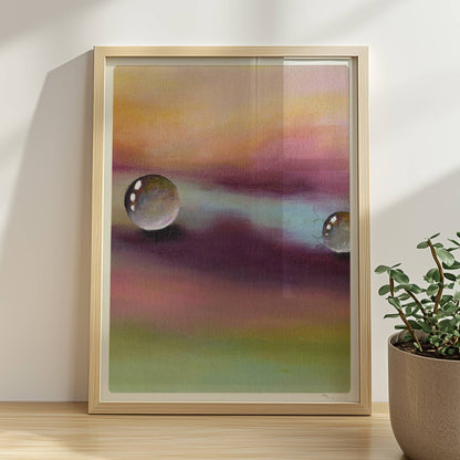 Zwei Glastropfen schweben über violettem und gelbem Himmel, surreal.. Rahmen natur 30x40