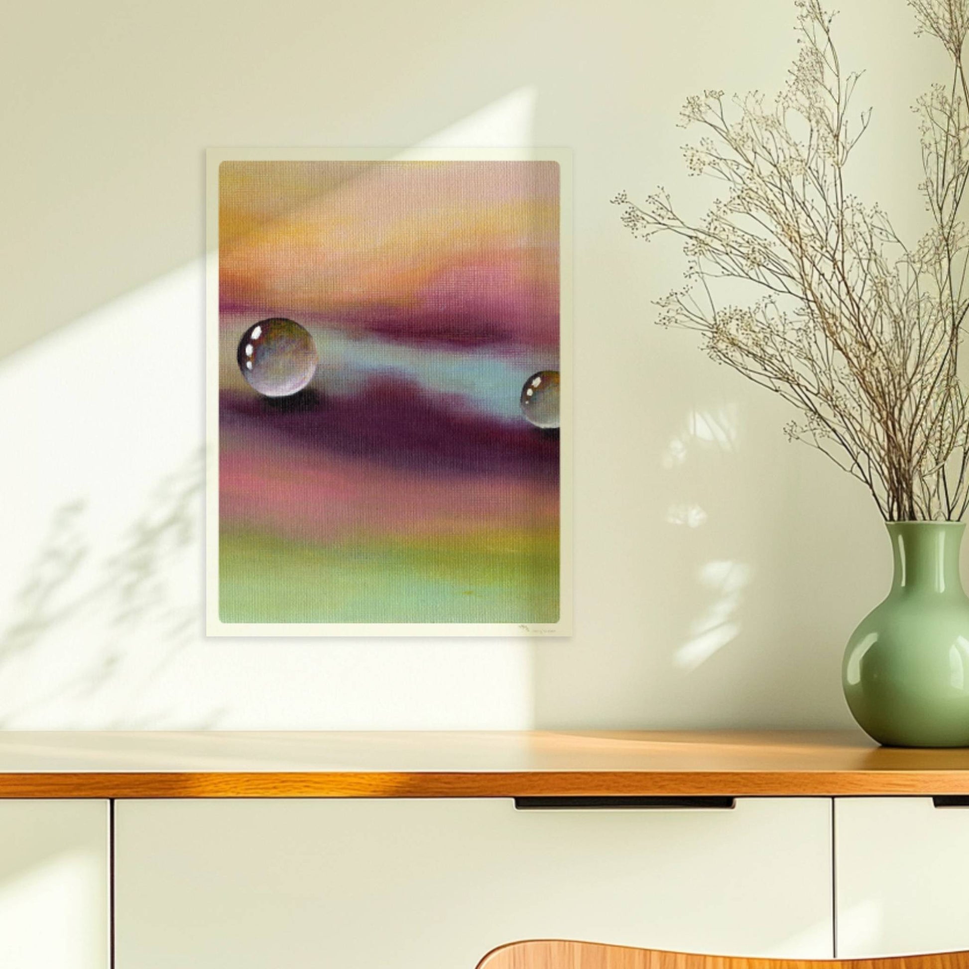 Zwei Glastropfen schweben über violettem und gelbem Himmel, surreal.. Ohne Rahmen 30x40