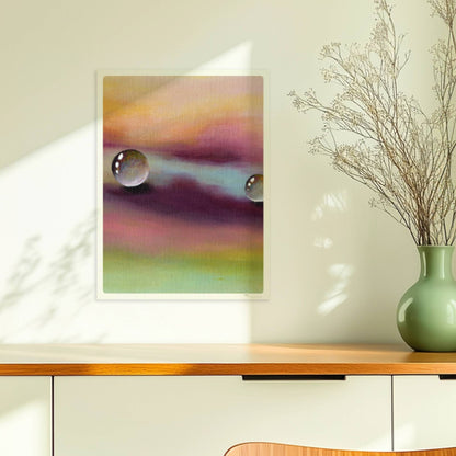 Zwei Glastropfen schweben über violettem und gelbem Himmel, surreal.. Ohne Rahmen 30x40